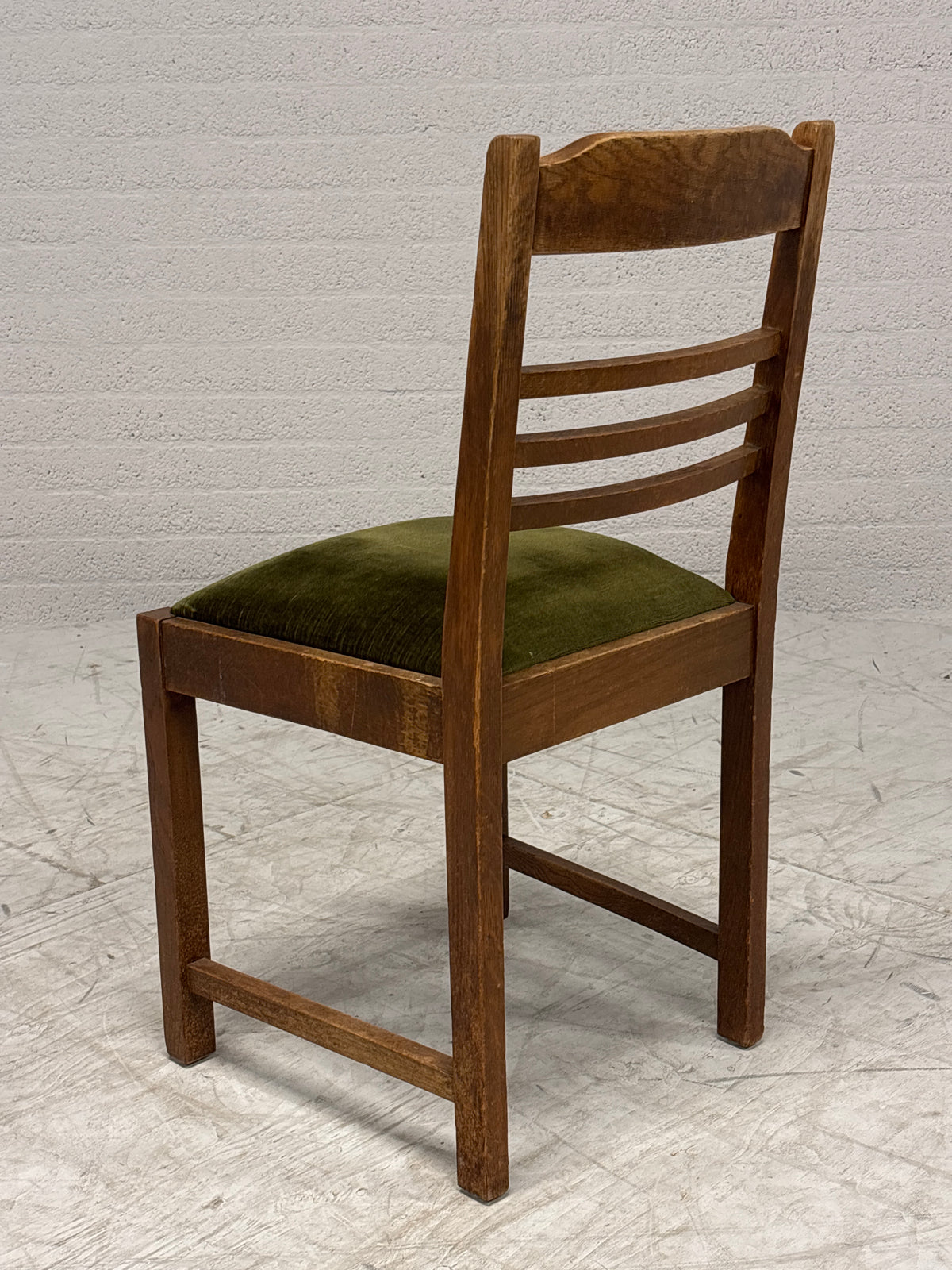 Vintage eetkamerstoel met groen velours zitting
