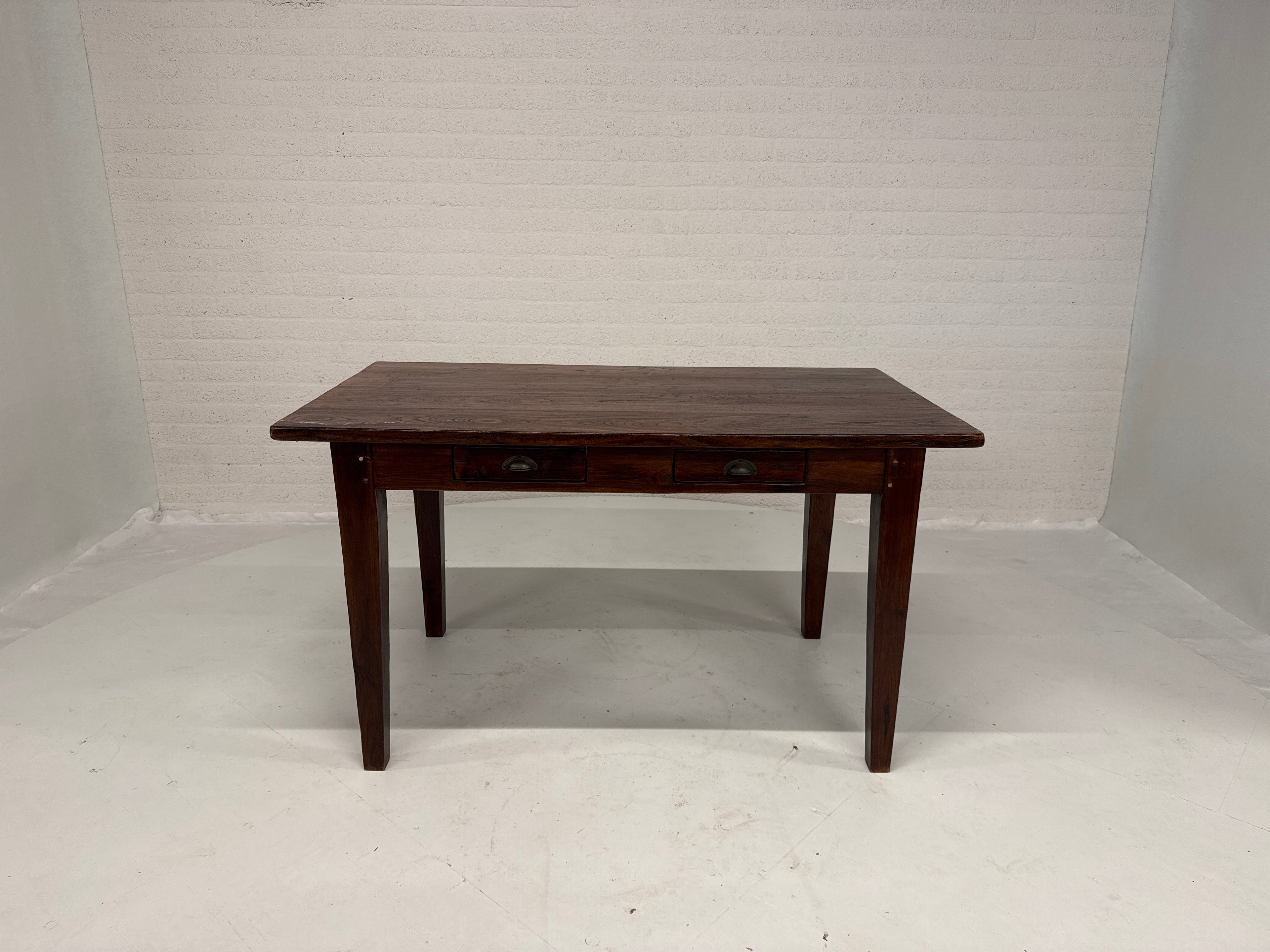 Eetkamer tafel massief met houtverbindingen