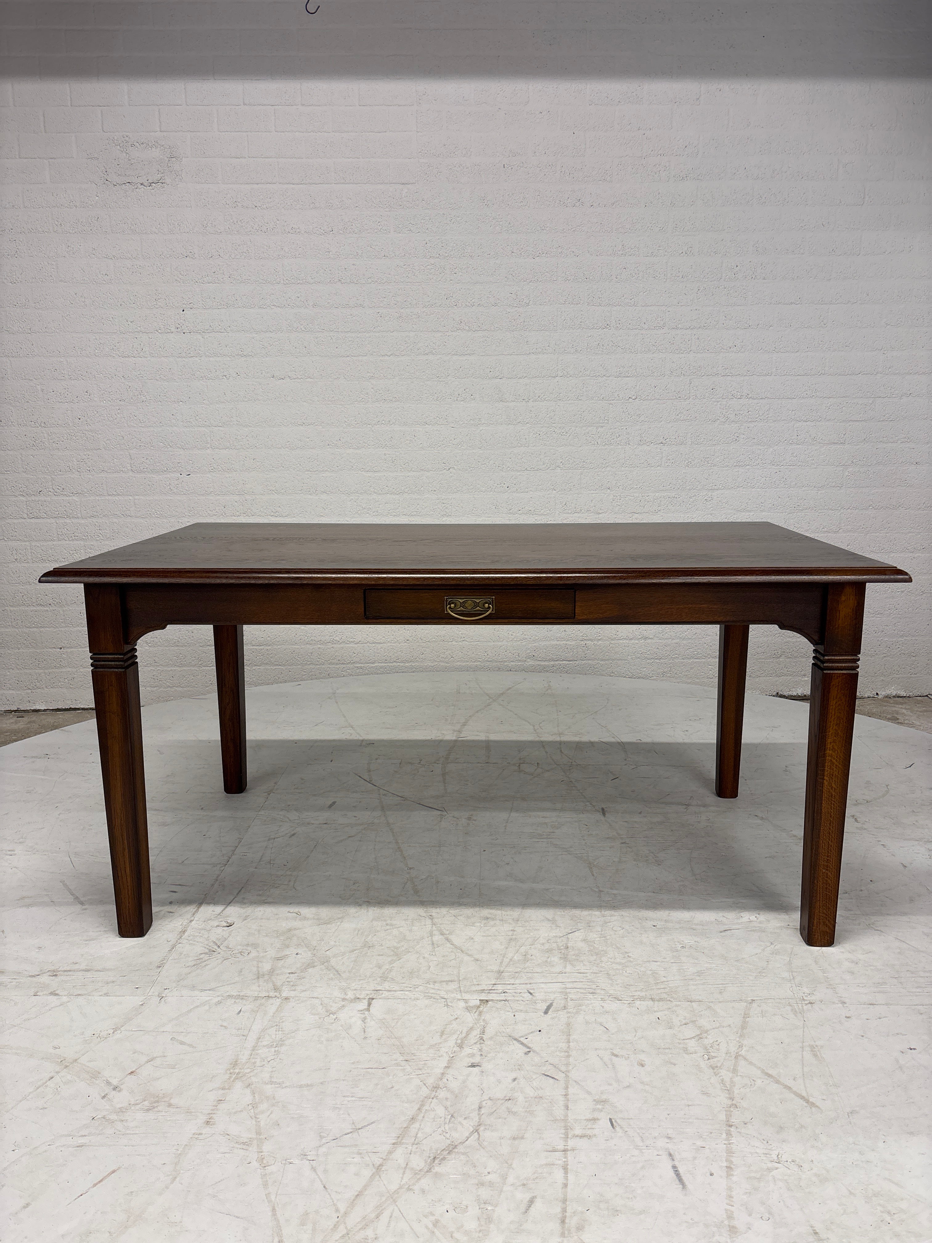 Prachtige eettafel met lade