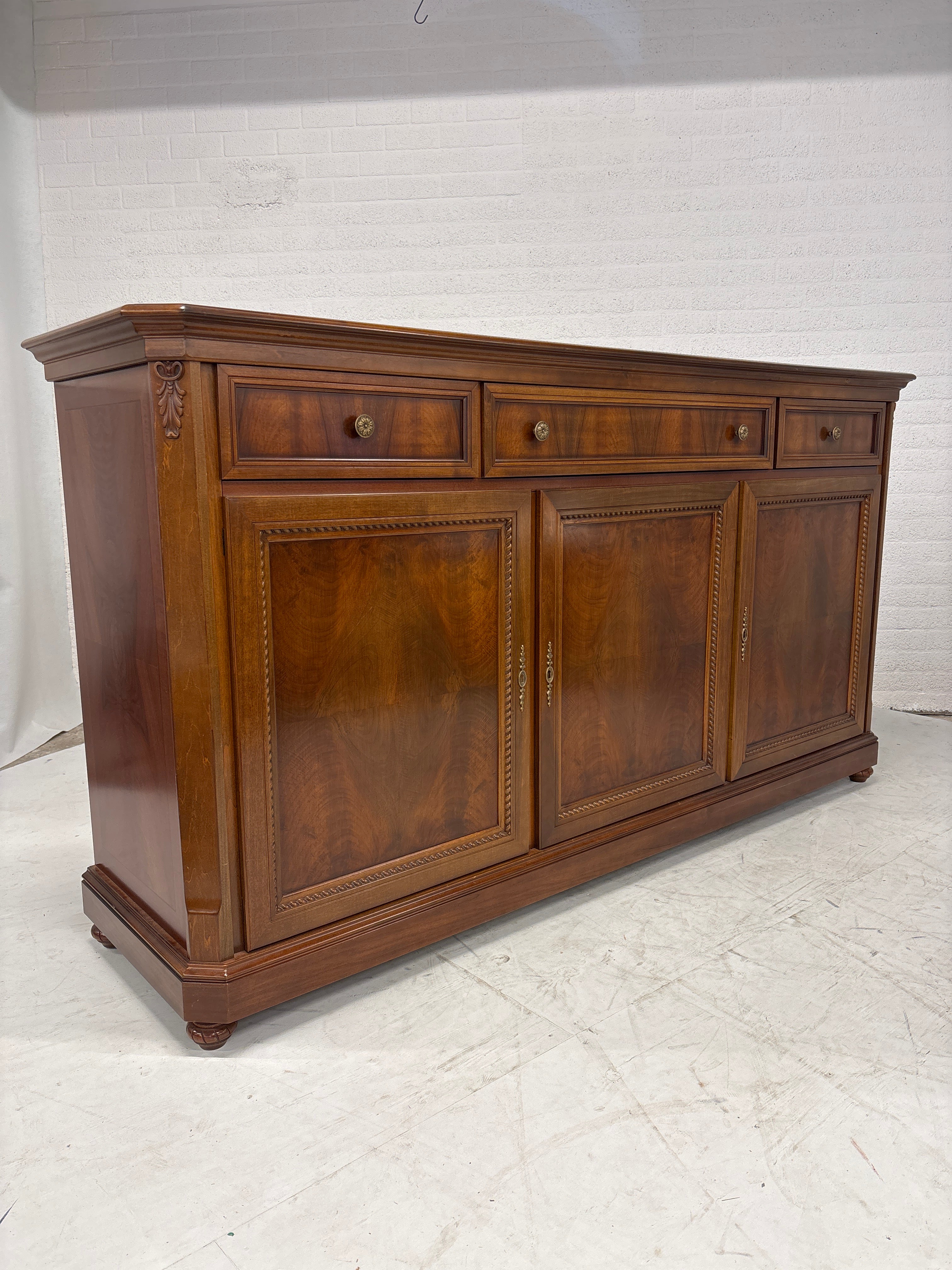 Groot dressoir met bijbehorende spiegel