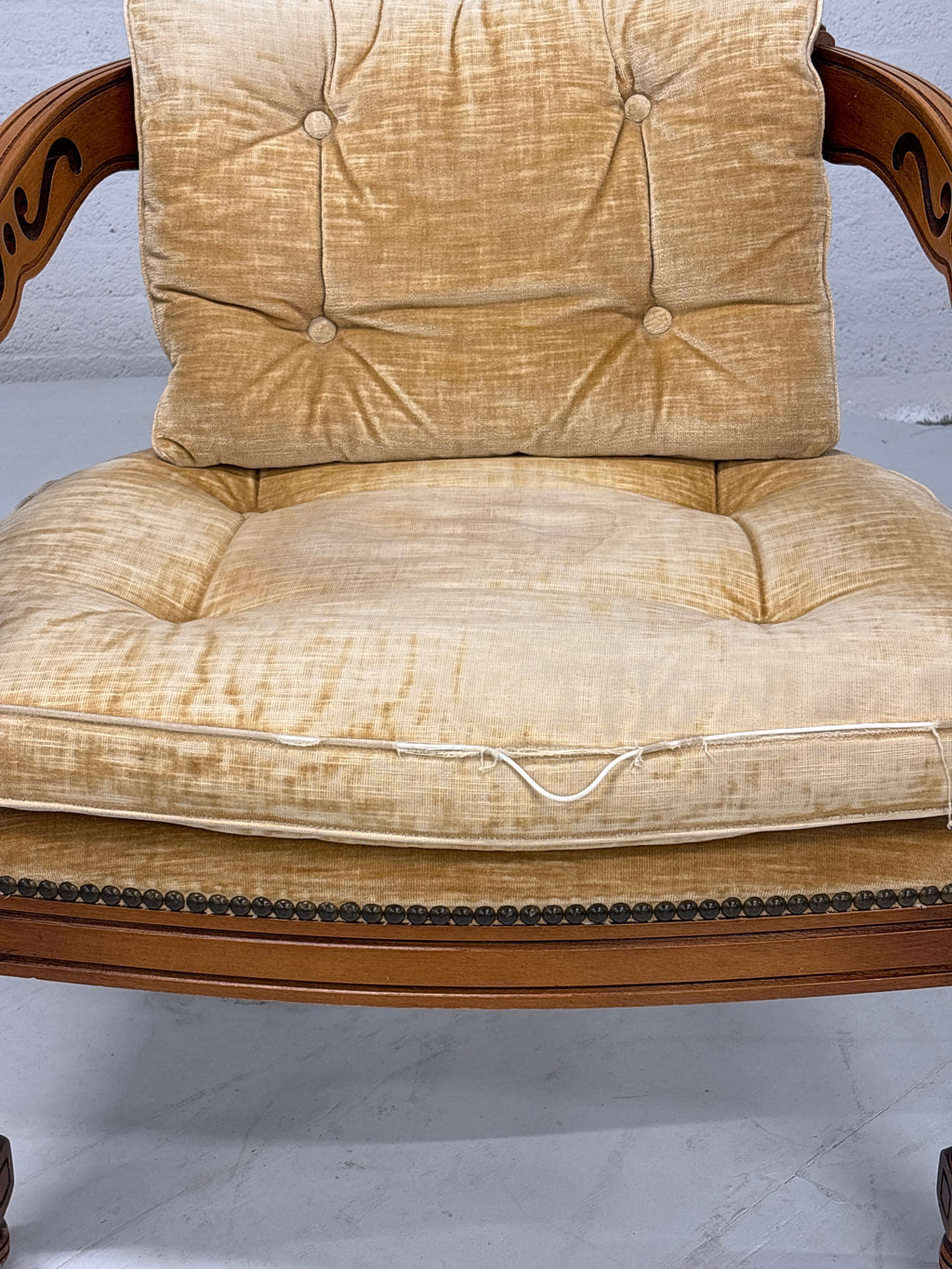 Set vintage Giorgetti stoelen en tafeltje. Okergele bekleding. Italiaans design.