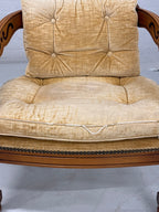 Set vintage Giorgetti stoelen en tafeltje. Okergele bekleding. Italiaans design.
