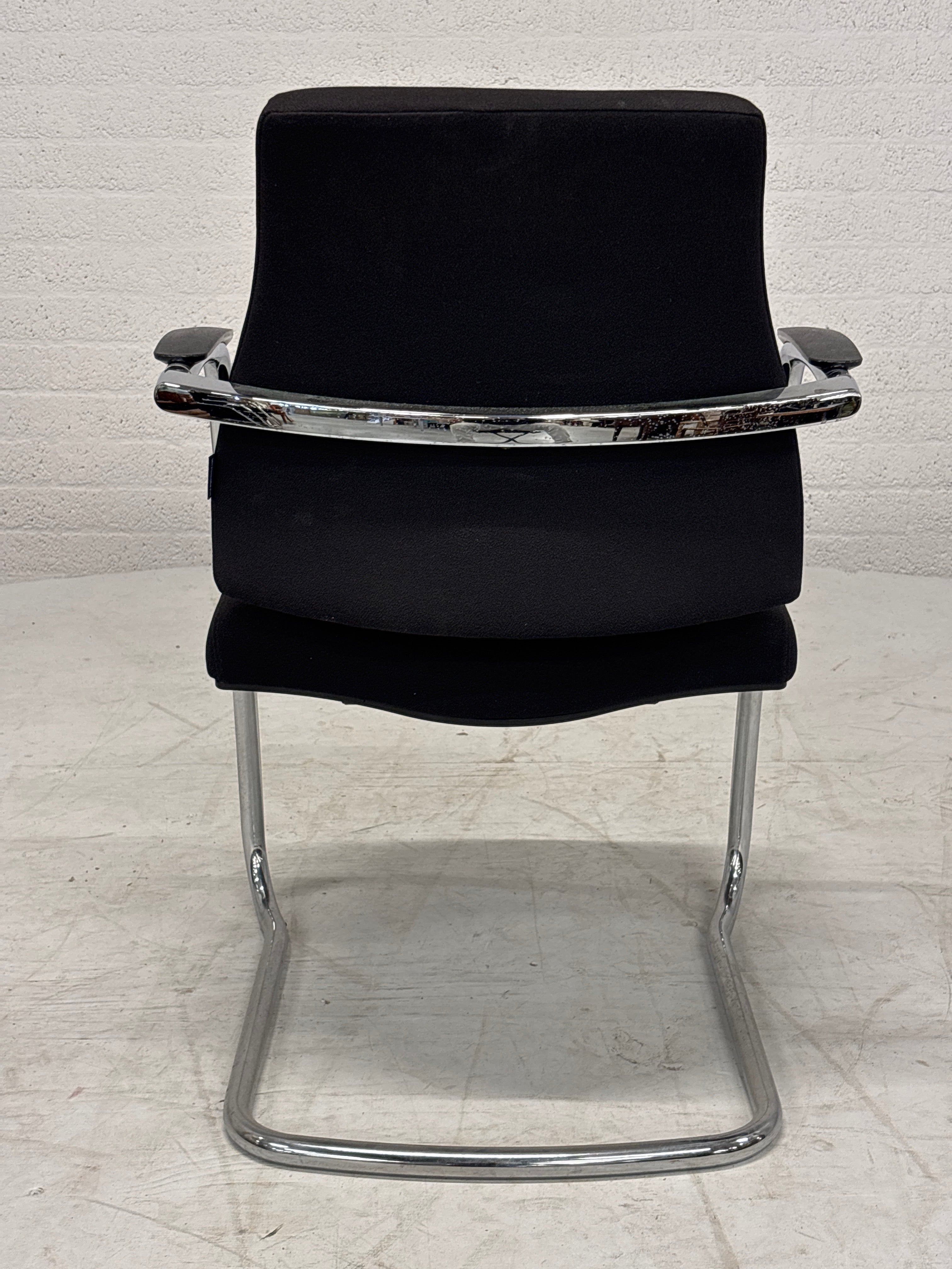 4 Bijzonder mooie comfortabele Axia stoelen voor vergader of eettafel.