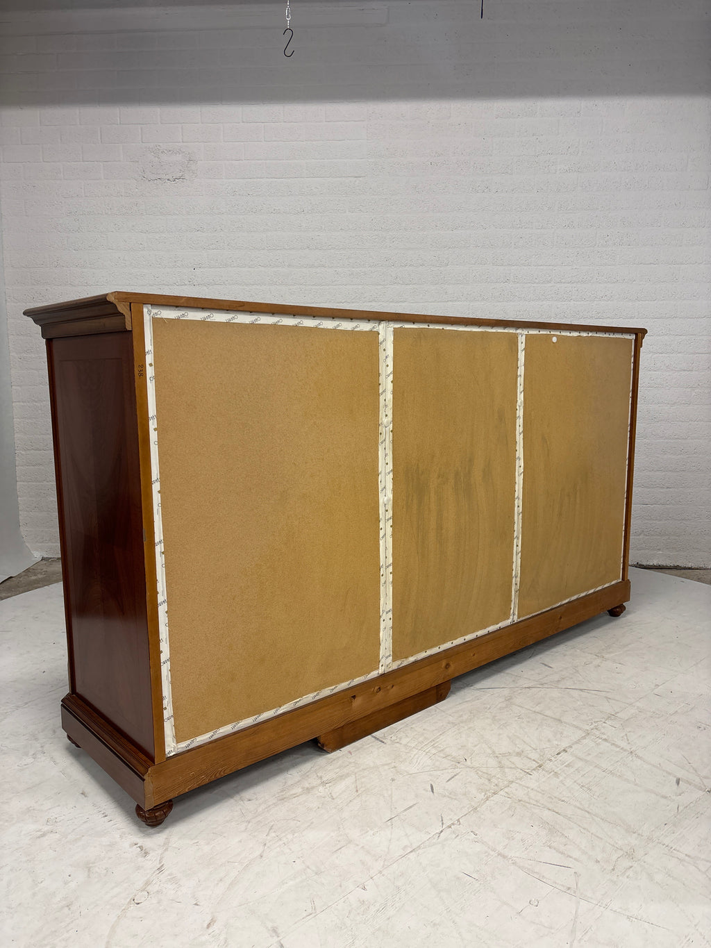 Groot dressoir met bijbehorende spiegel