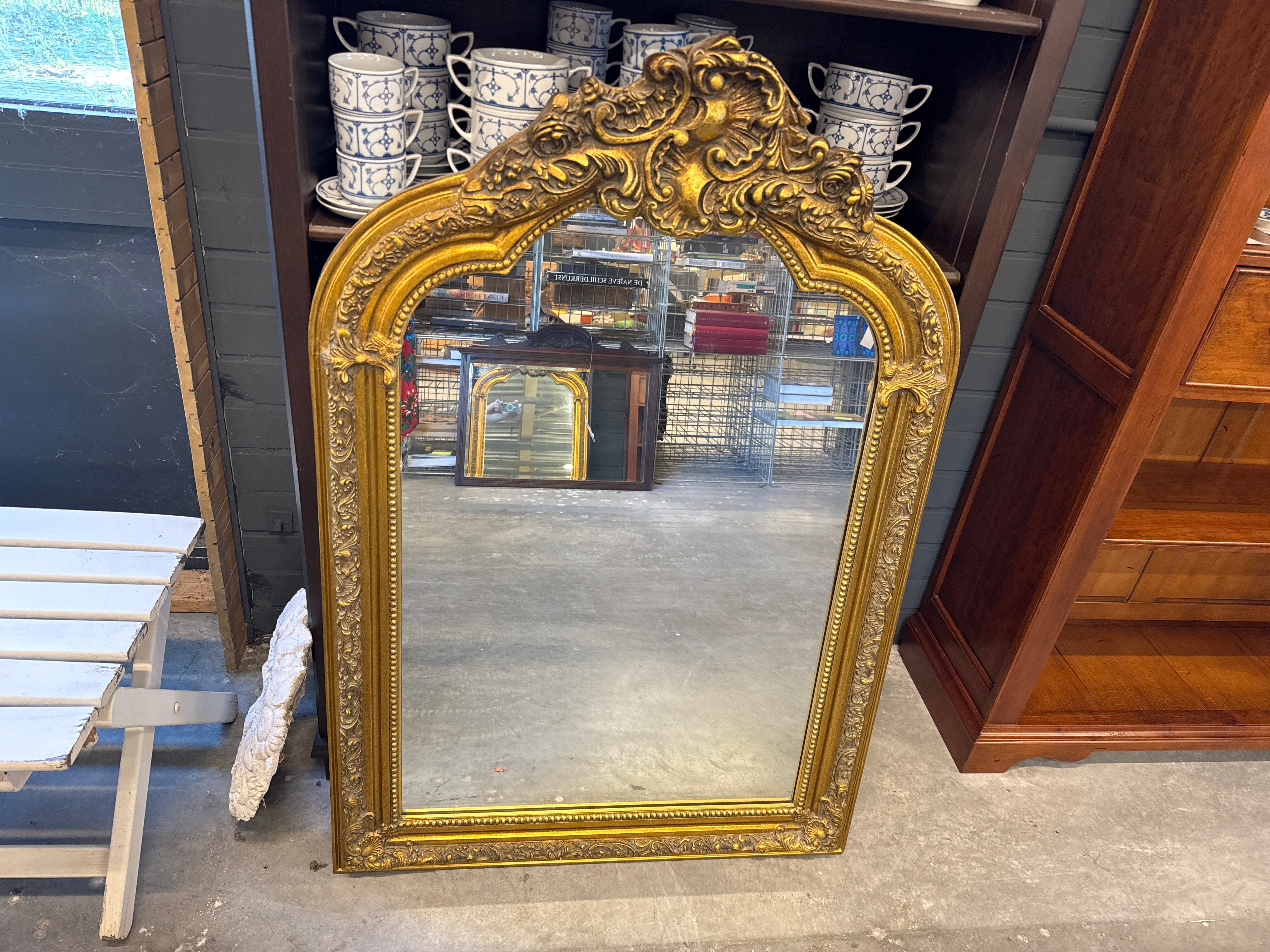 Sierlijke grote spiegel goud