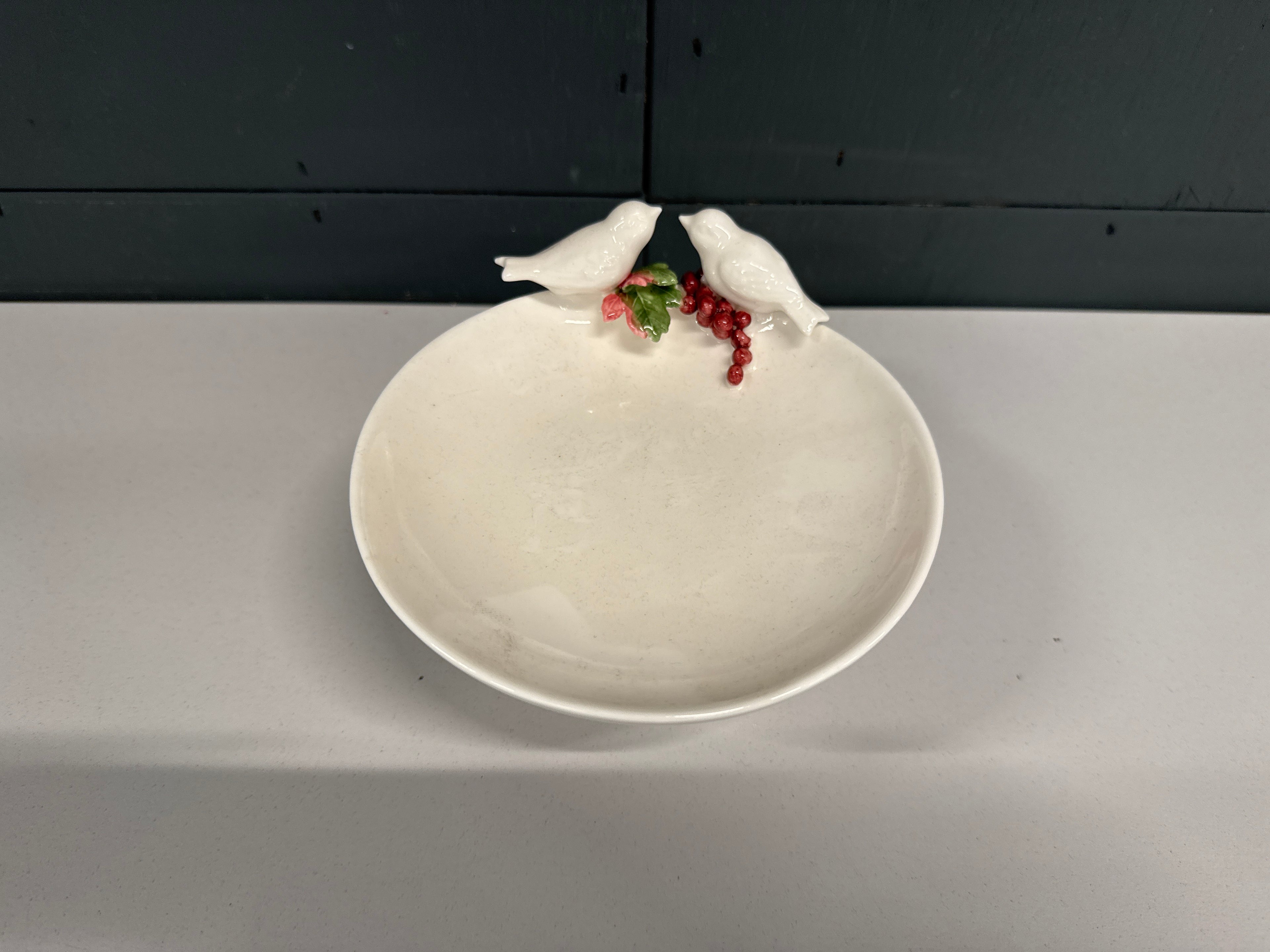 Schaaltje op voet met vogels