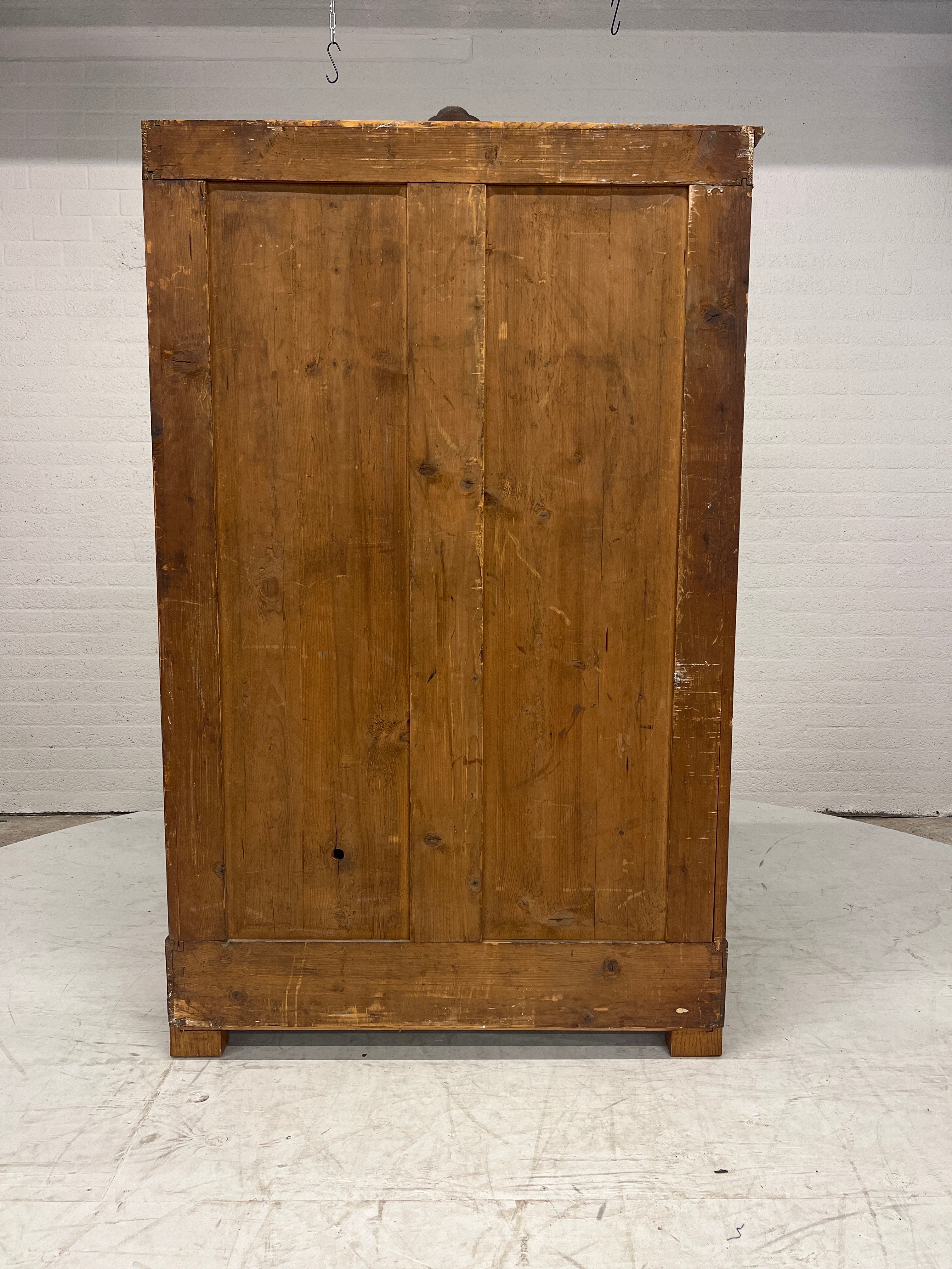 Sierlijke antieke houten vitrinekast