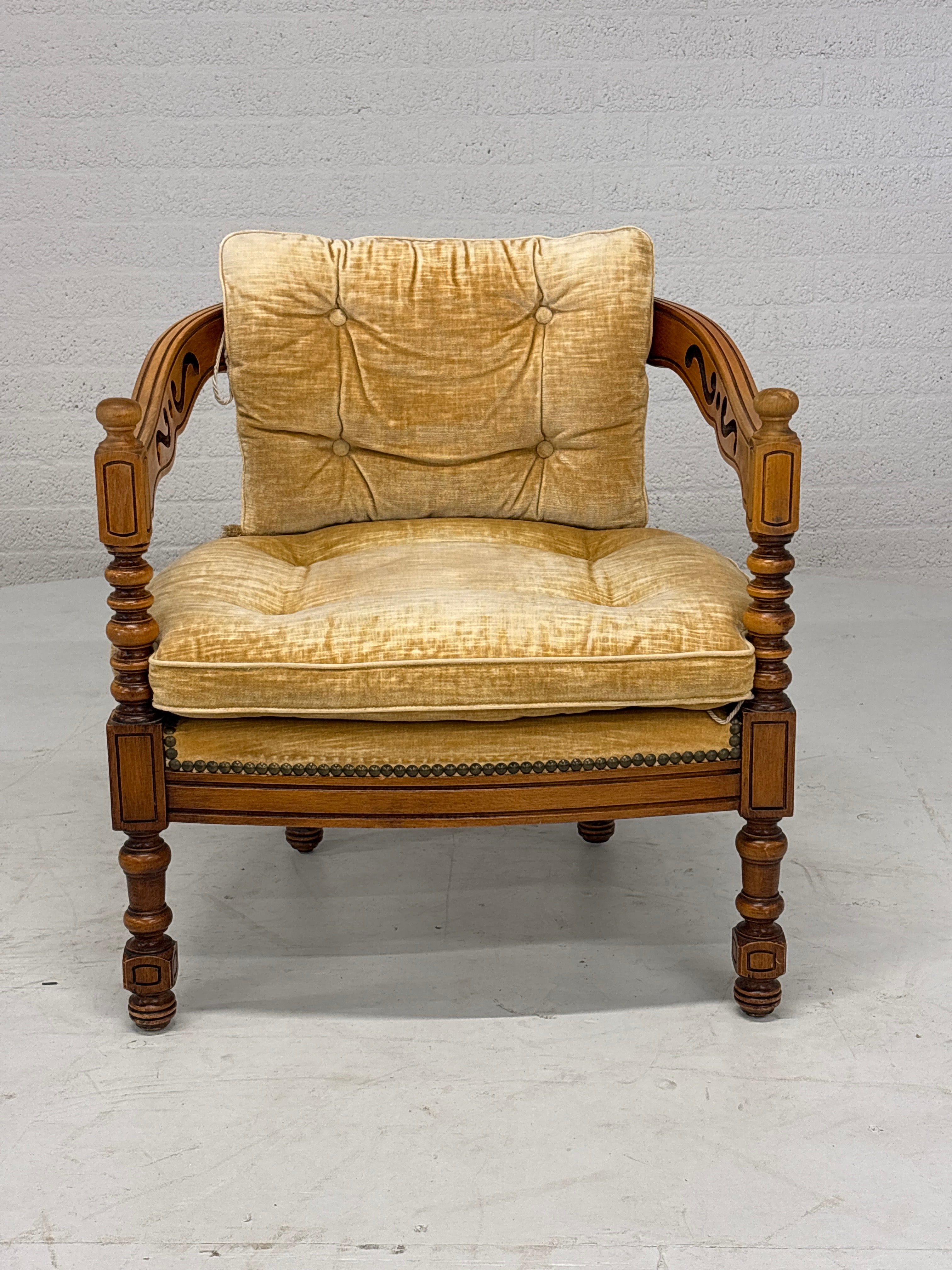 Set vintage Giorgetti stoelen en tafeltje. Okergele bekleding. Italiaans design.