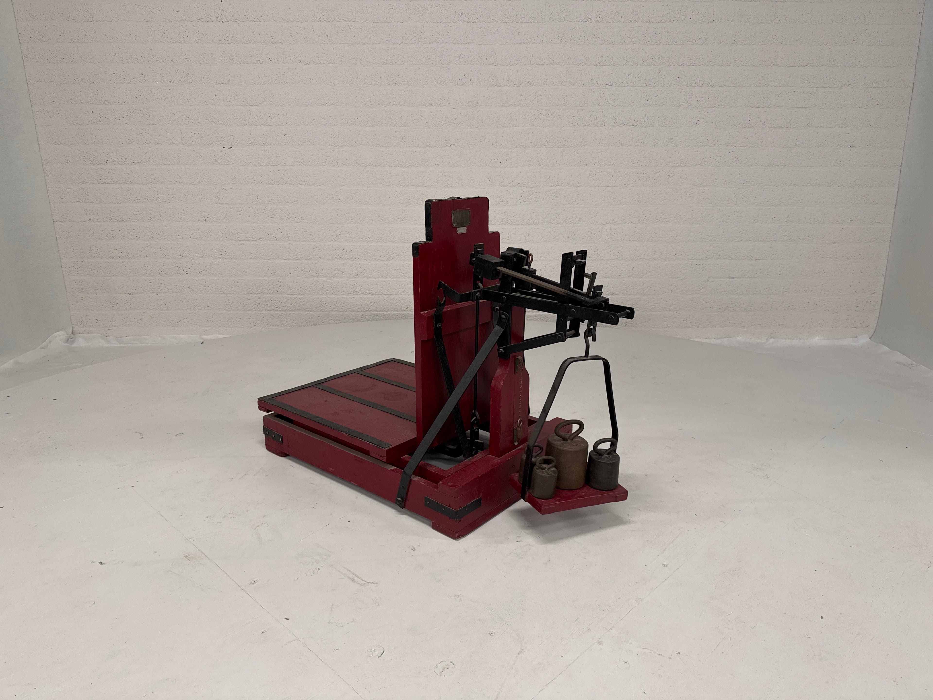 Bascule oud rood met gewichten