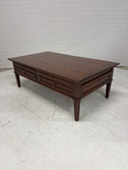 Zware salontafel. Met rondom laden en uitschuifbare bladen.