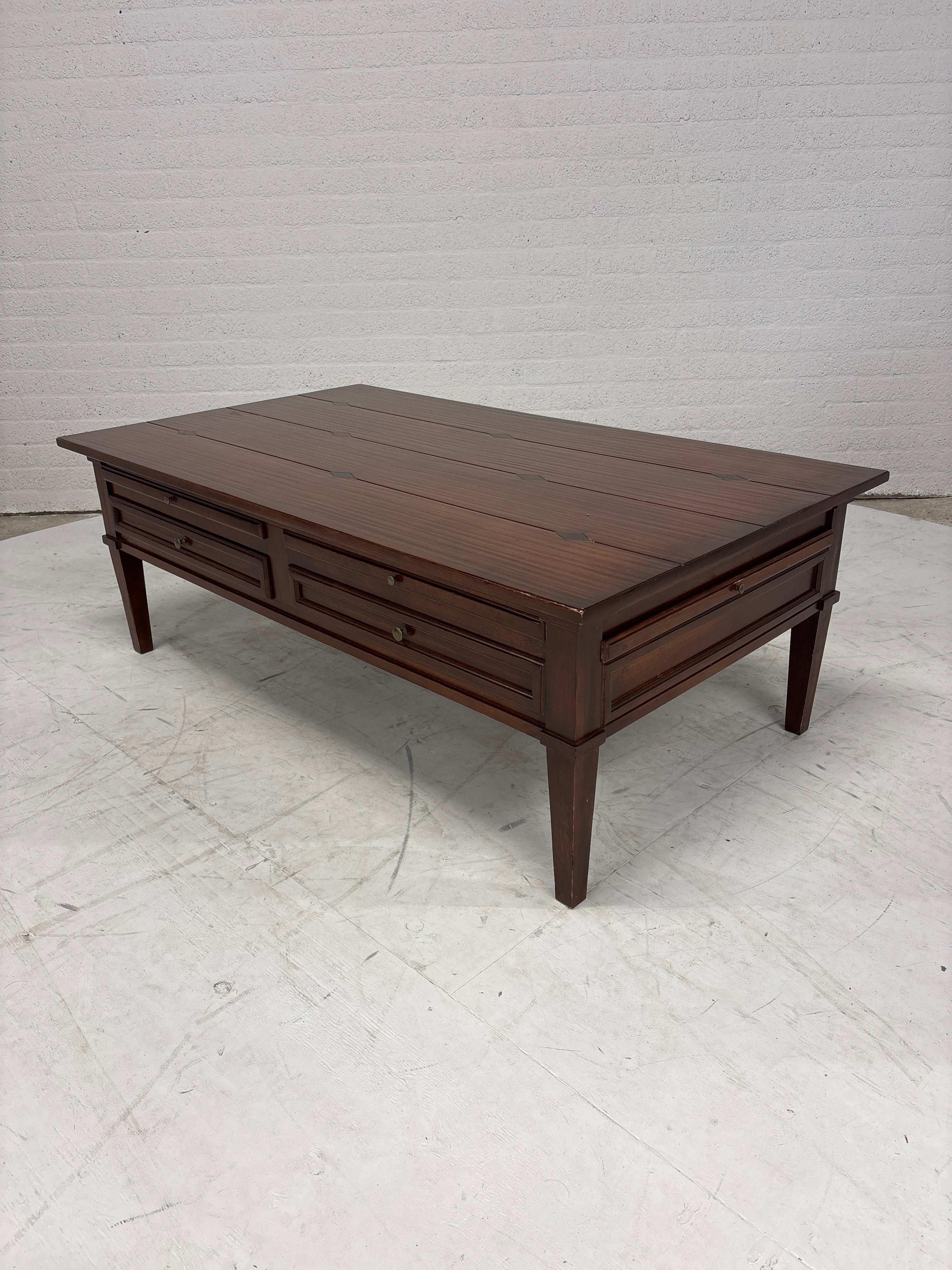 Zware salontafel. Met rondom laden en uitschuifbare bladen.