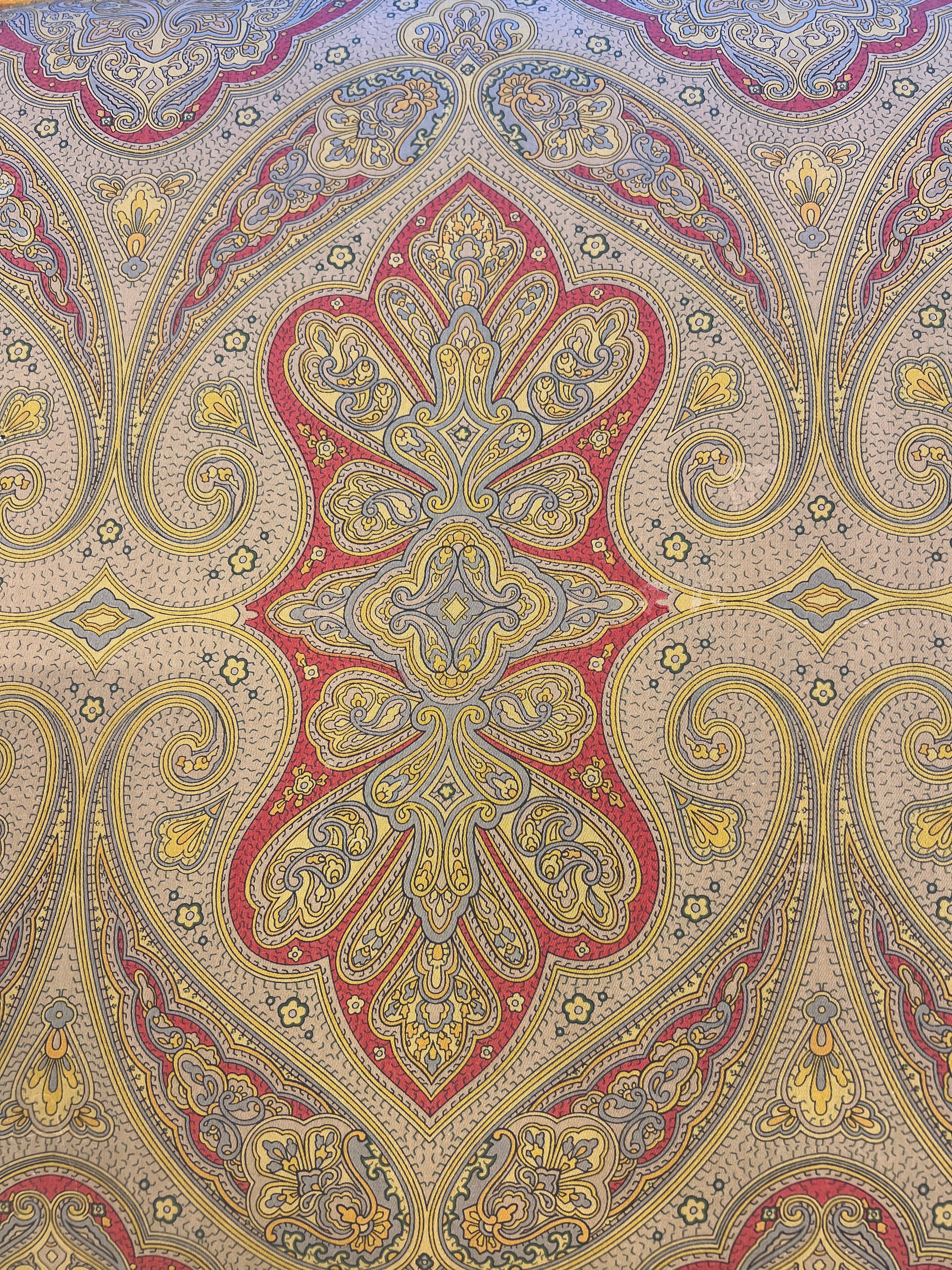 Vintage poef met paisley print