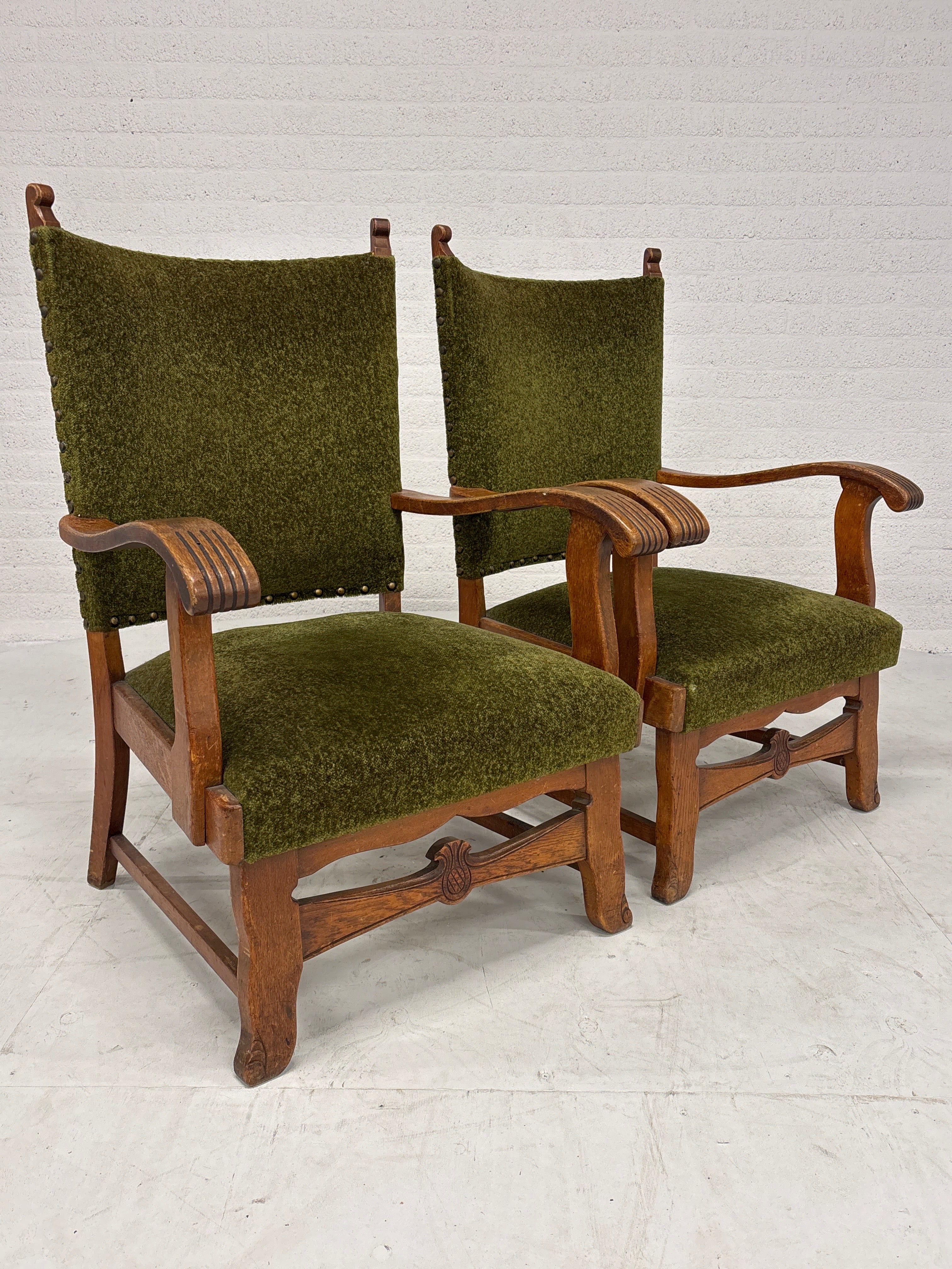 Robuuste stoelen met groene stof bekleding