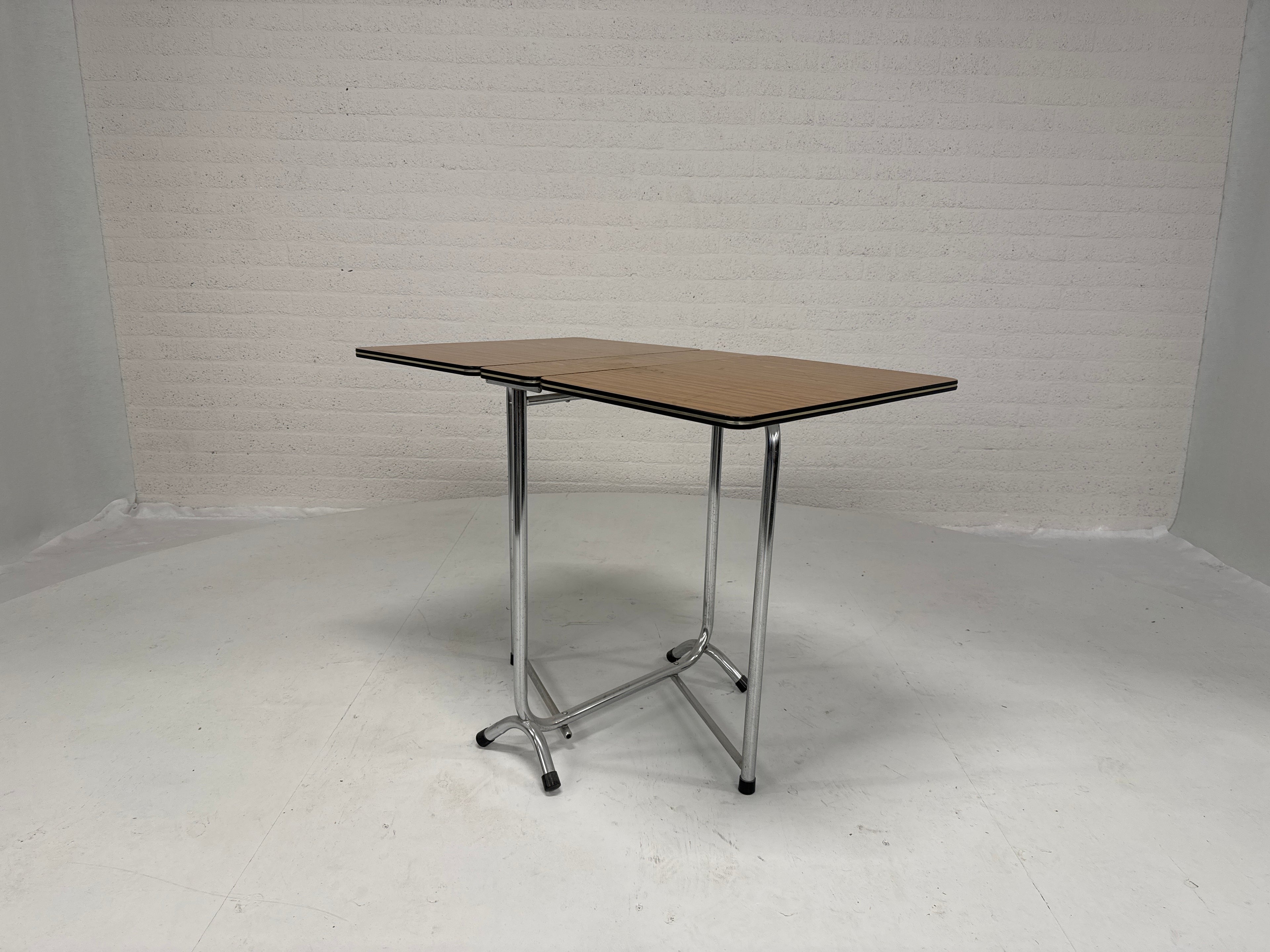 Bijzettafel chroom formica bruin