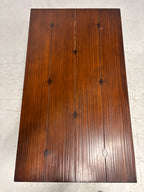 Zware salontafel. Met rondom laden en uitschuifbare bladen.