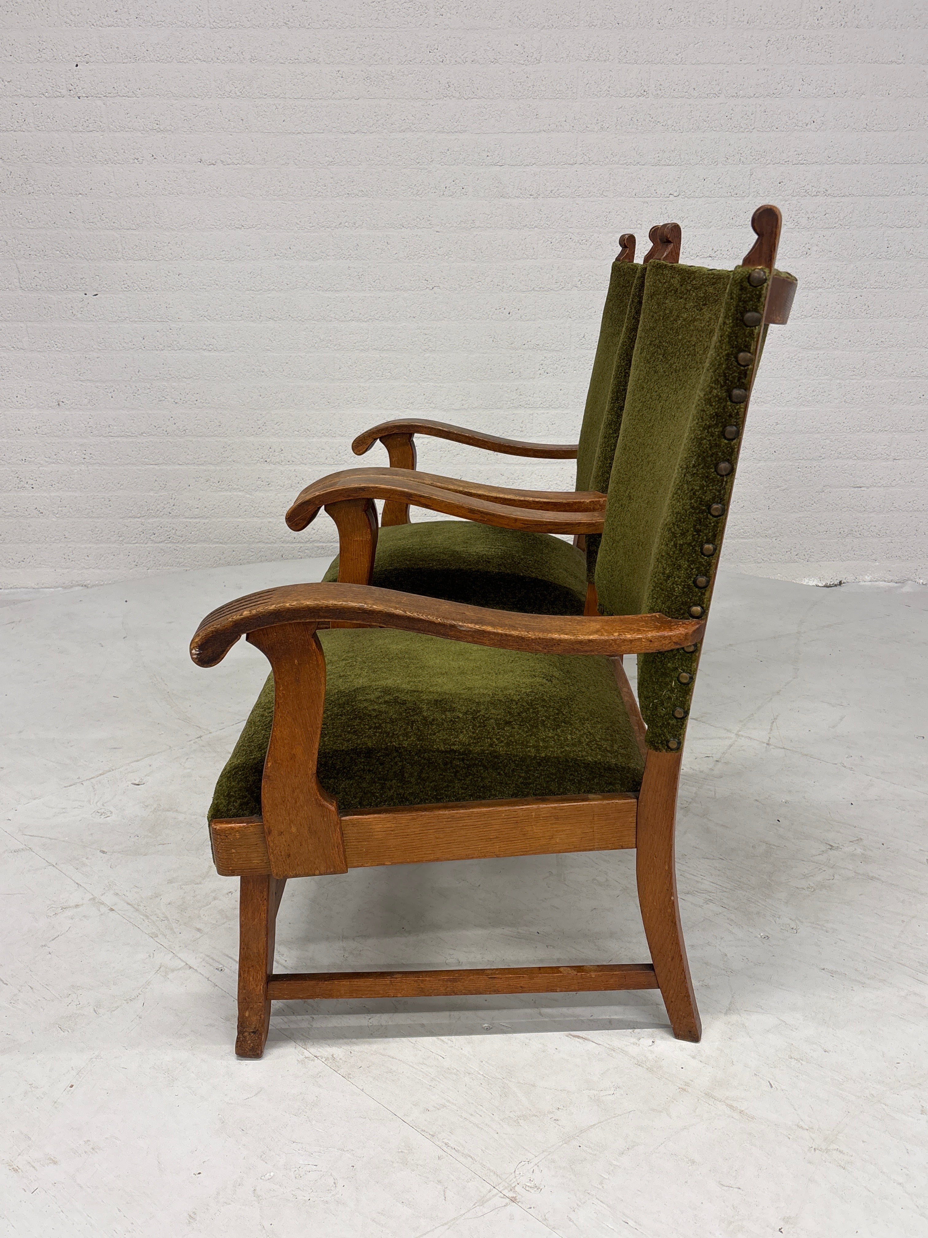 Robuuste stoelen met groene stof bekleding