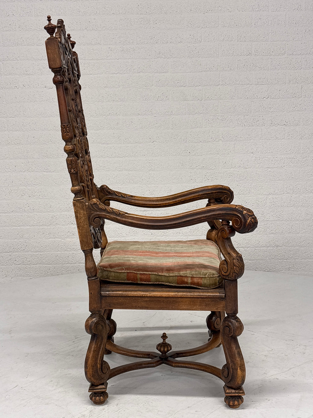 Gotische Jacobijnse ‘sinterklaas’ stoel. 19e eeuws