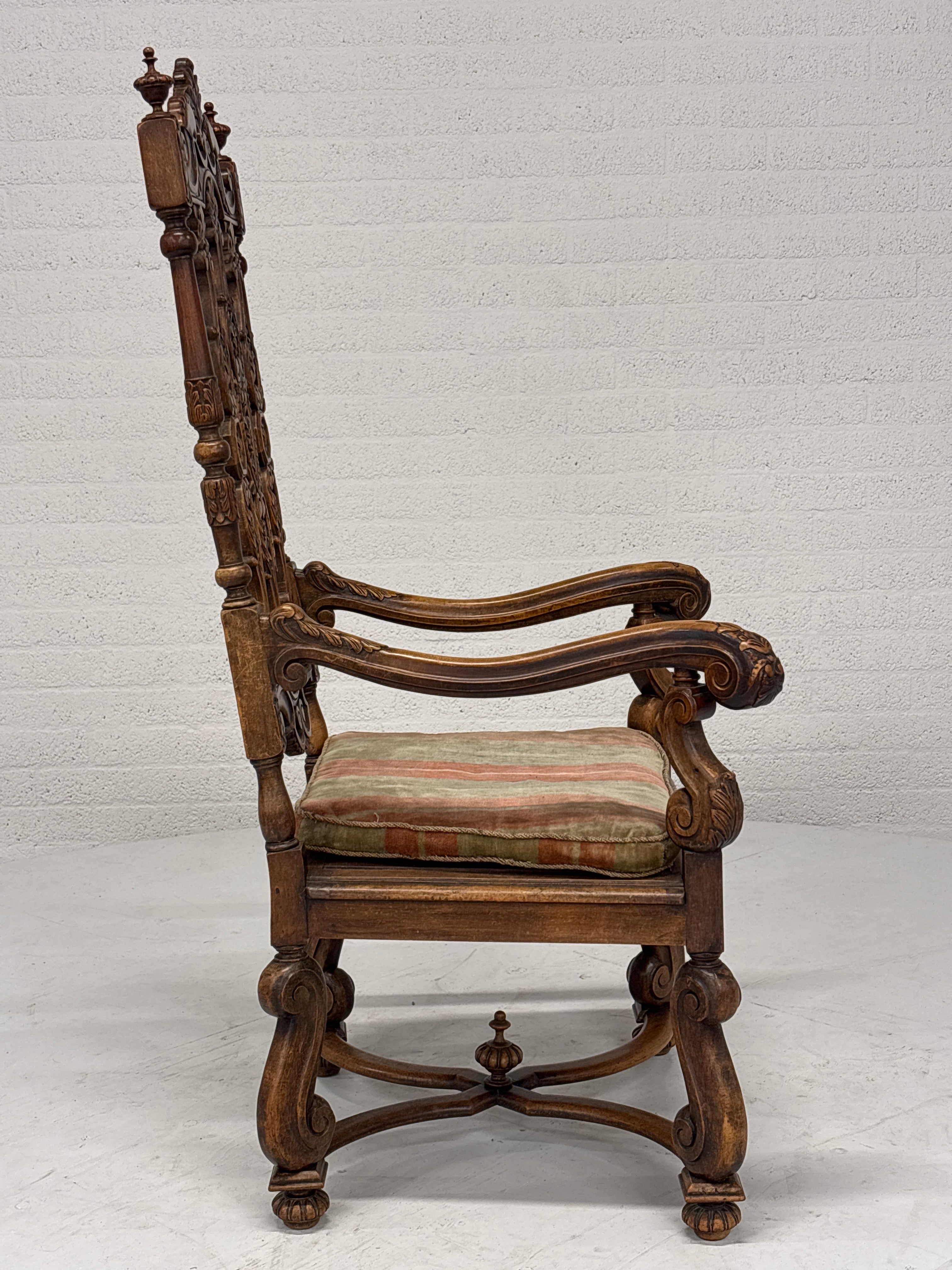 Gotische Jacobijnse ‘sinterklaas’ stoel. 19e eeuws