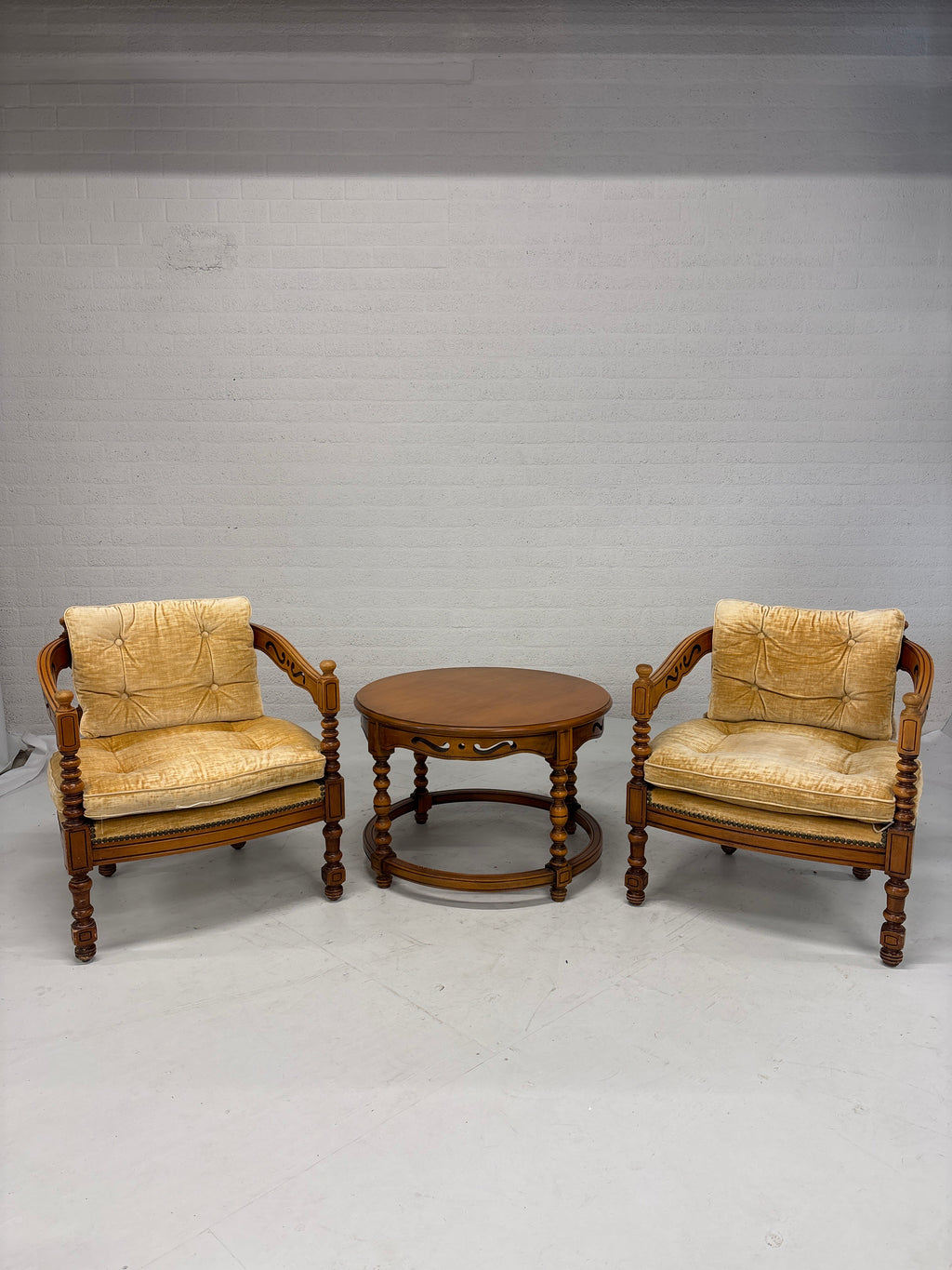 Set vintage Giorgetti stoelen en tafeltje. Okergele bekleding. Italiaans design.