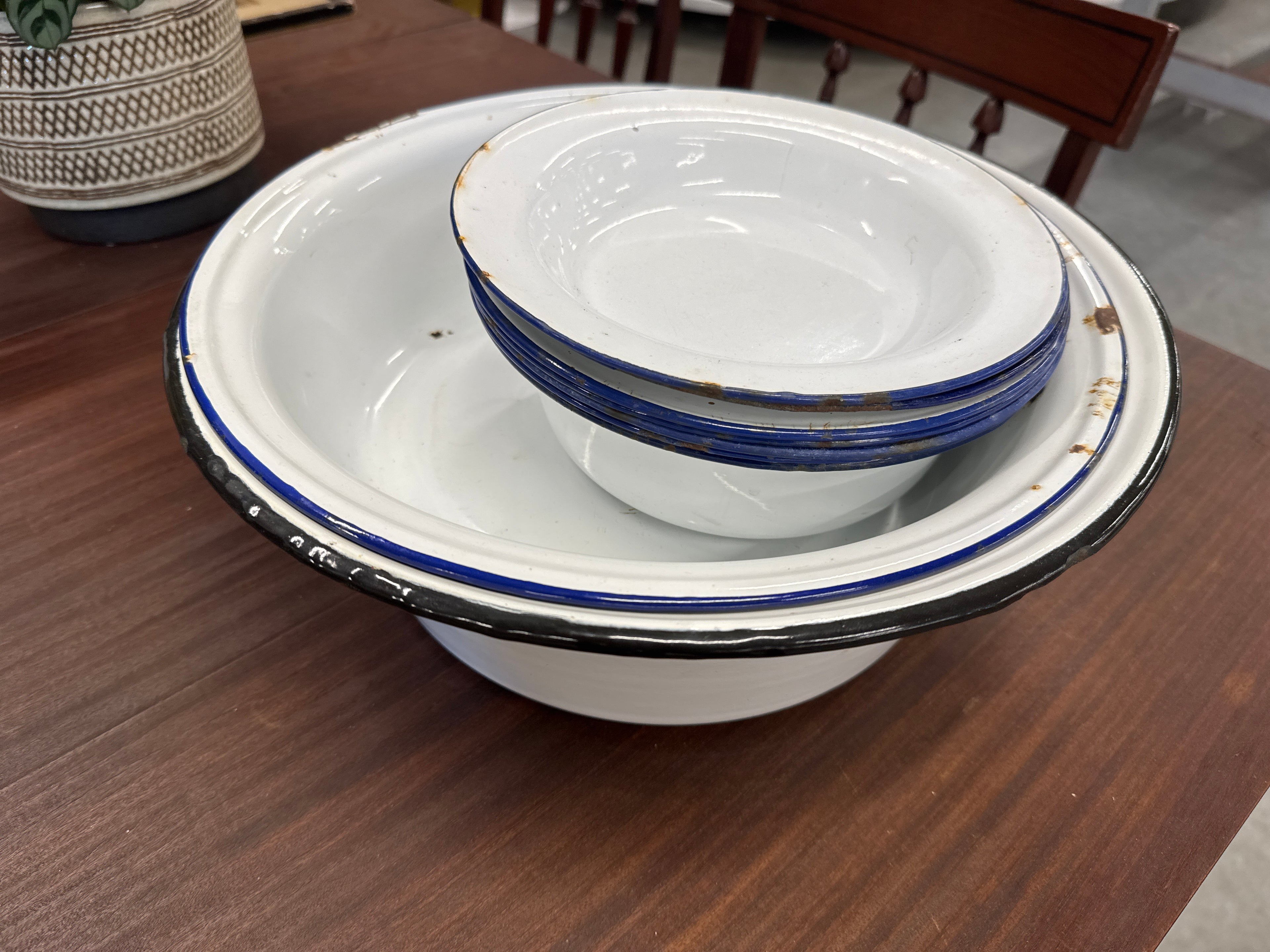 Emaille set schalen en borden 9 stuks