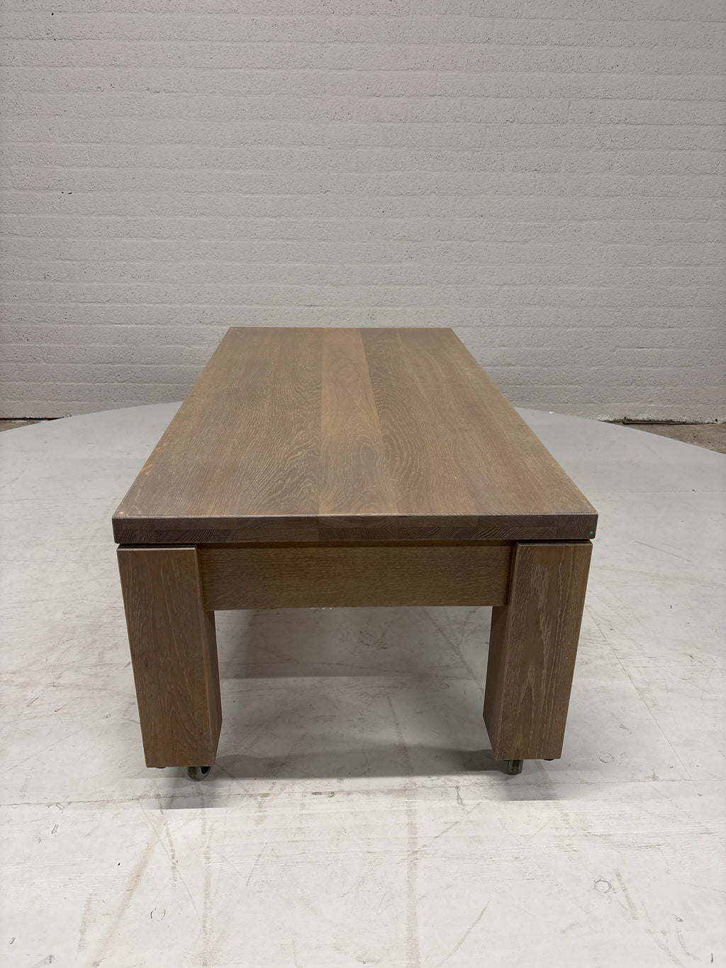 Eiken salontafel op wielen met lade