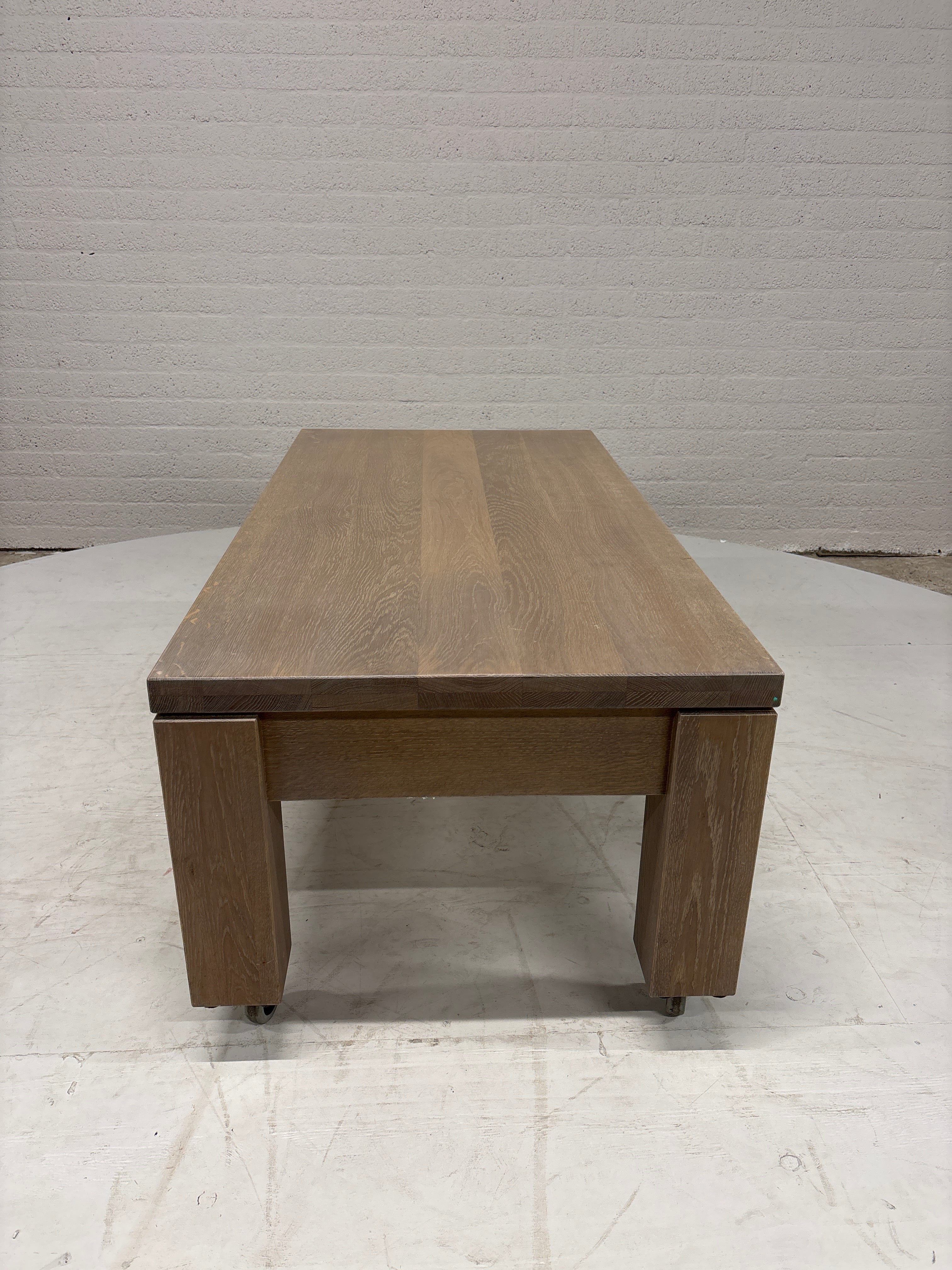 Eiken salontafel op wielen met lade
