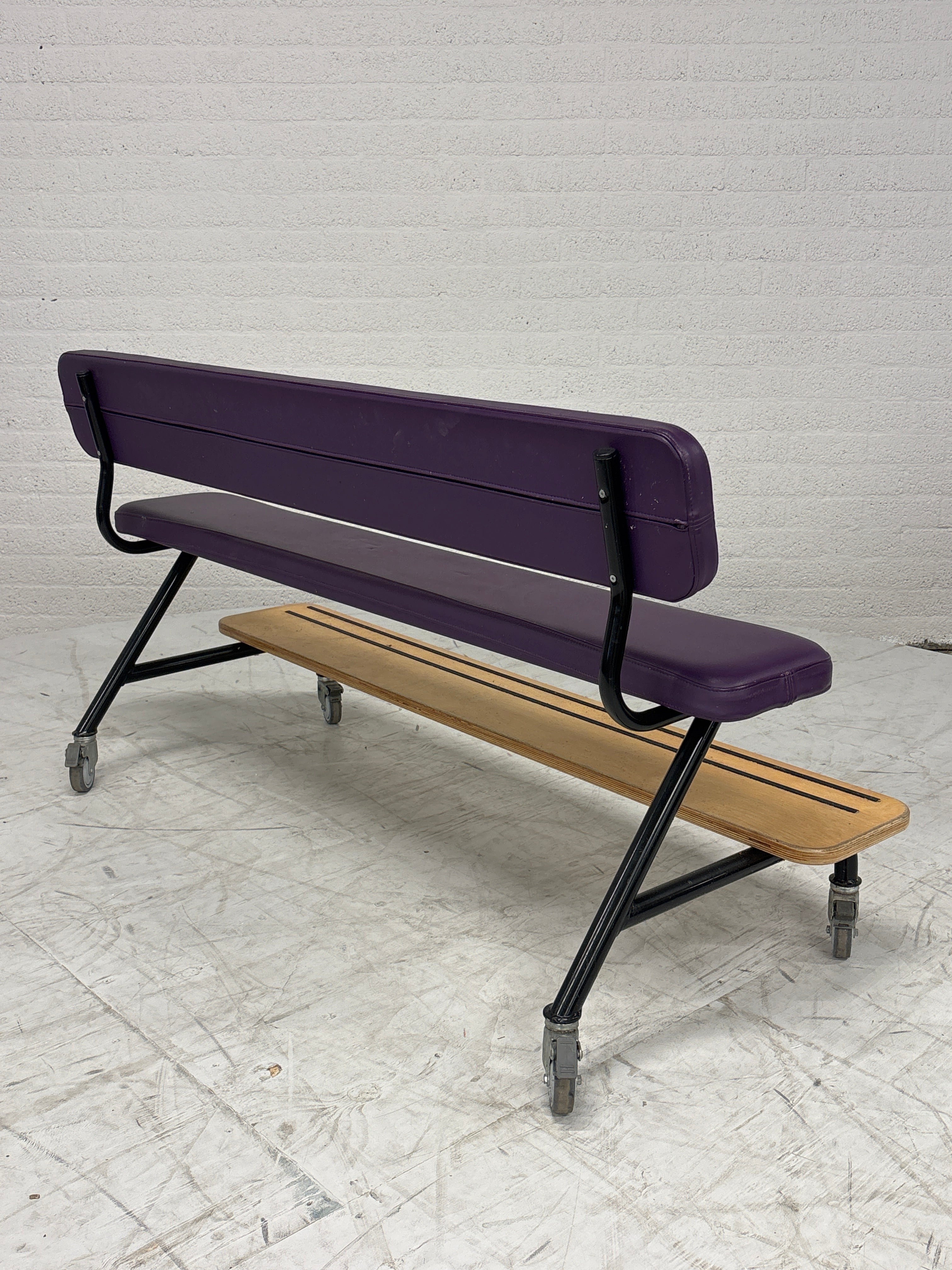 Stoere set 2 kinderbanken, tafel op wielen