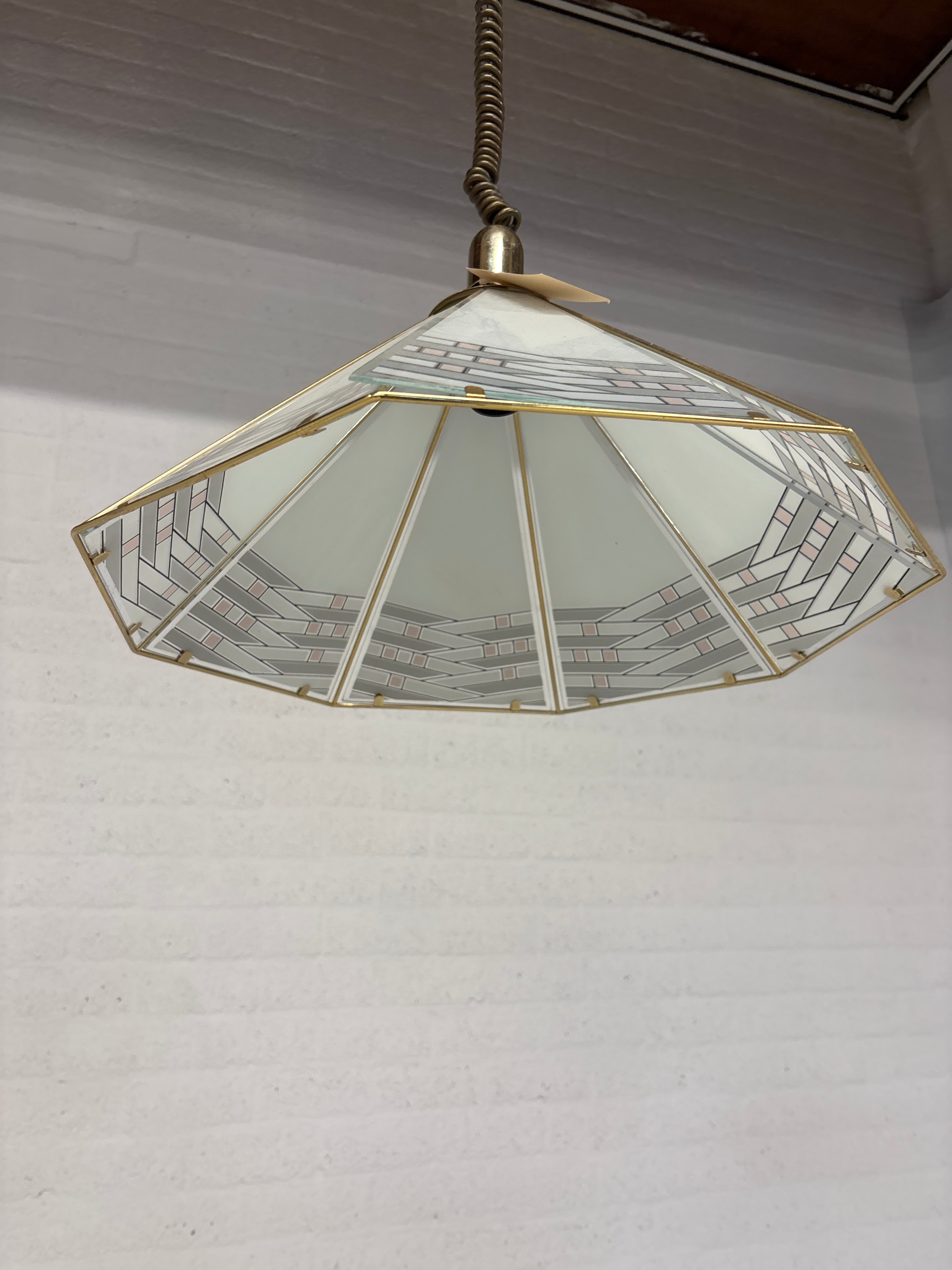 Vintage hanglamp goud met glas kap aan een trekveer