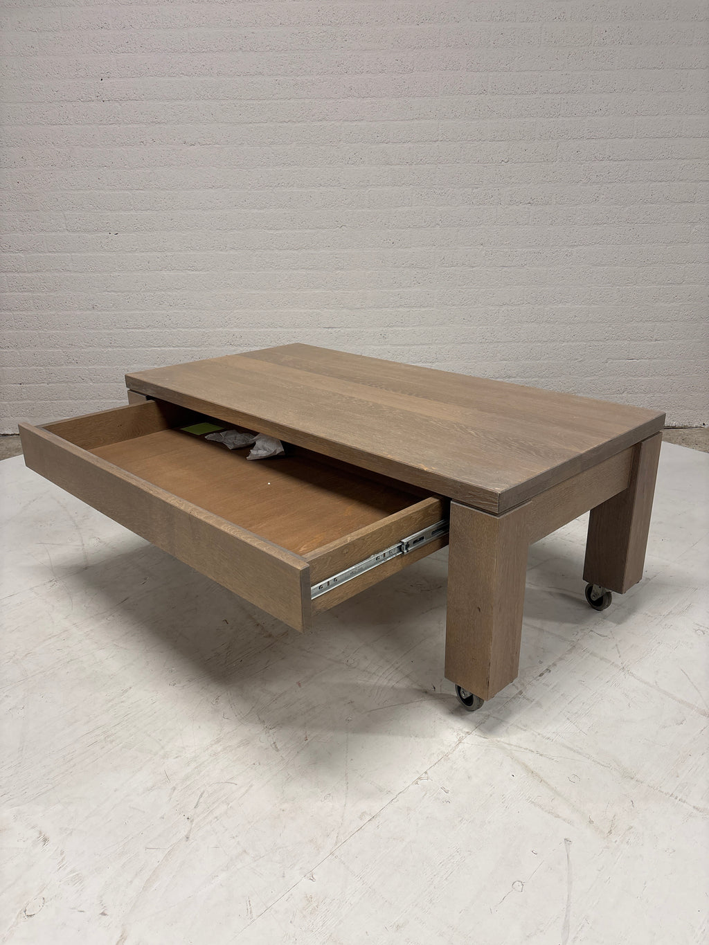 Eiken salontafel op wielen met lade