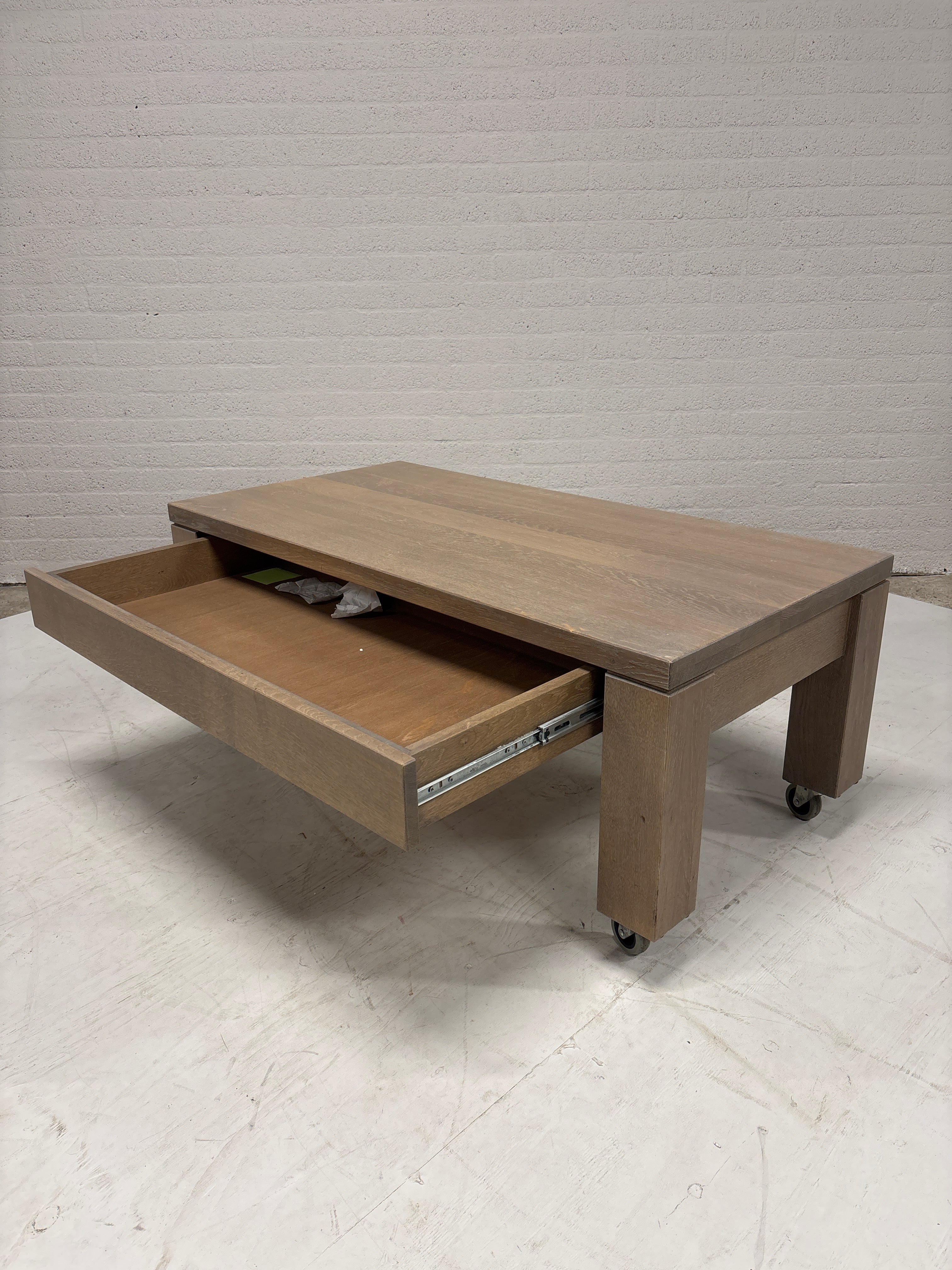 Eiken salontafel op wielen met lade