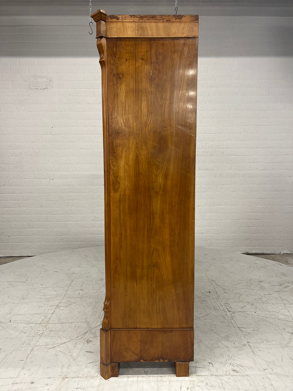 Sierlijke antieke houten vitrinekast