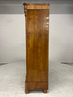 Sierlijke antieke houten vitrinekast