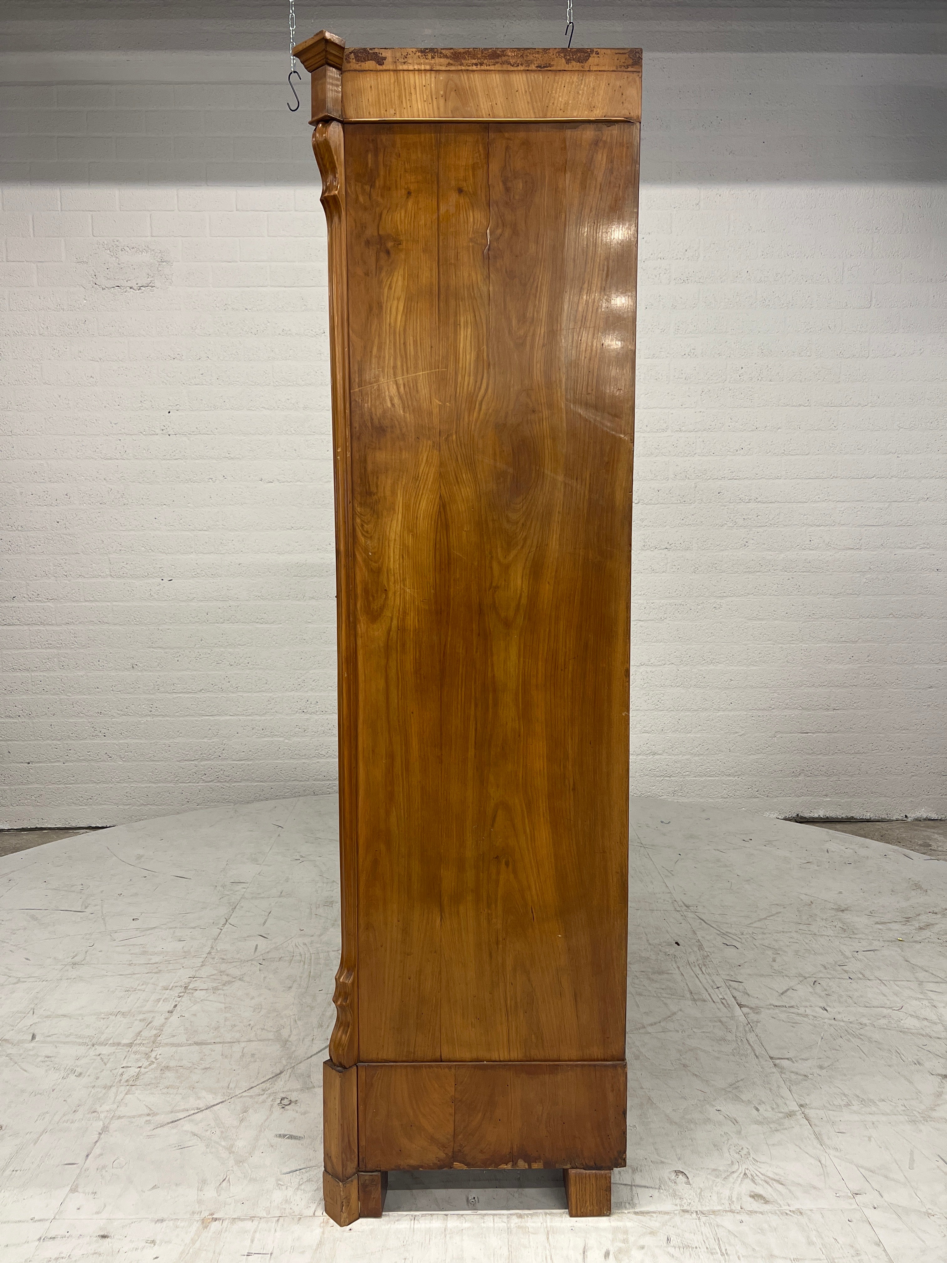 Sierlijke antieke houten vitrinekast