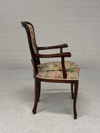 Stoel met bloem bekleding