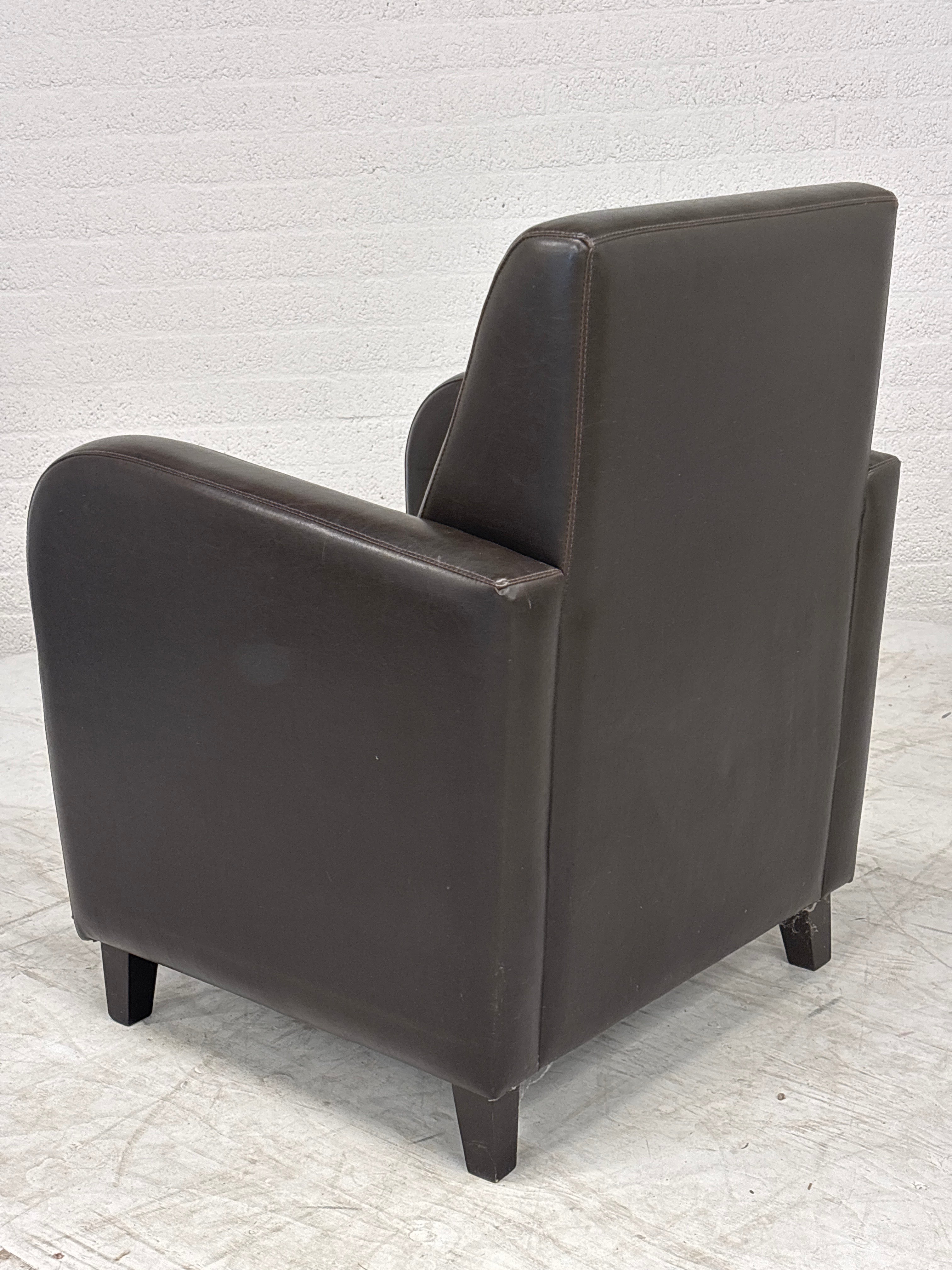 Donker bruine fauteuil