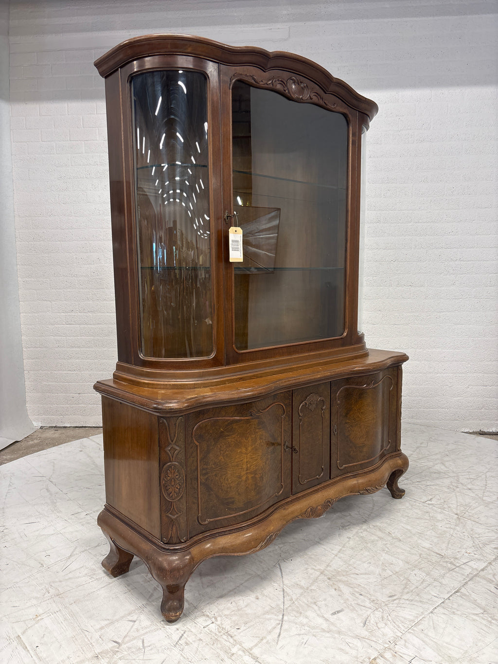 MP Mid century vitrinekast gebogen glas