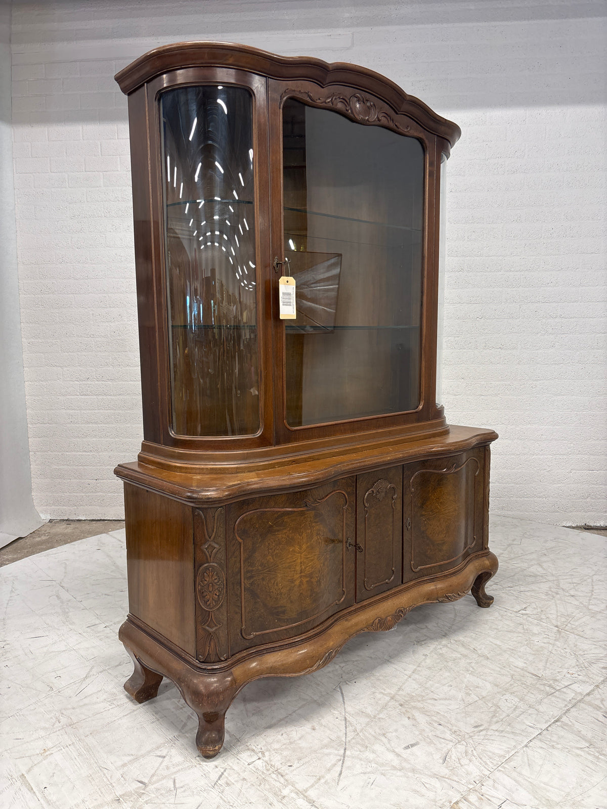 MP Mid century vitrinekast gebogen glas