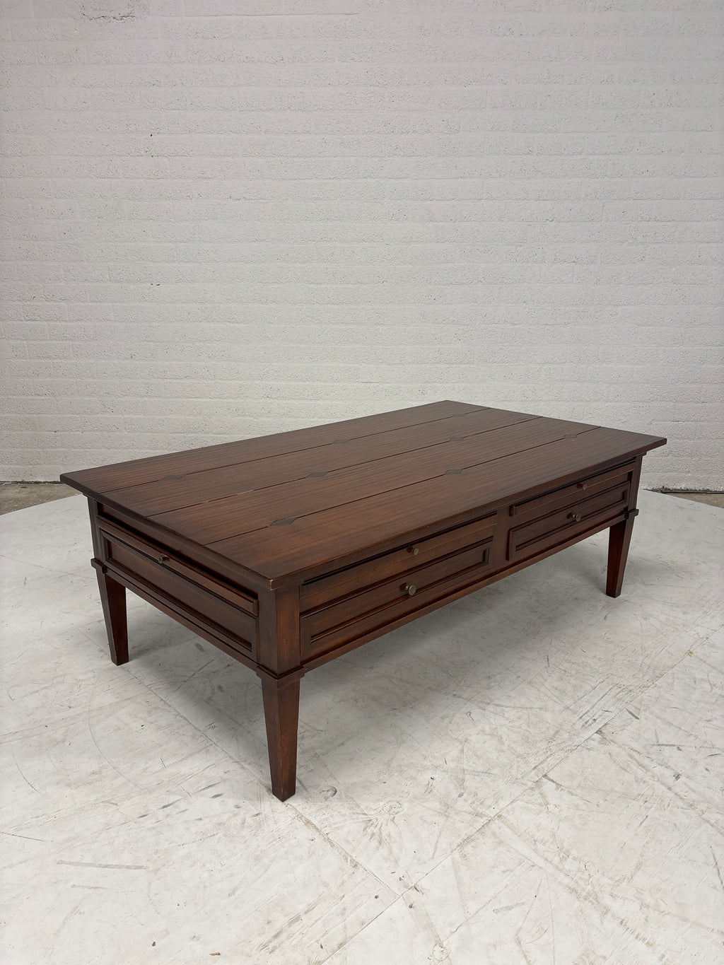 Zware salontafel. Met rondom laden en uitschuifbare bladen.