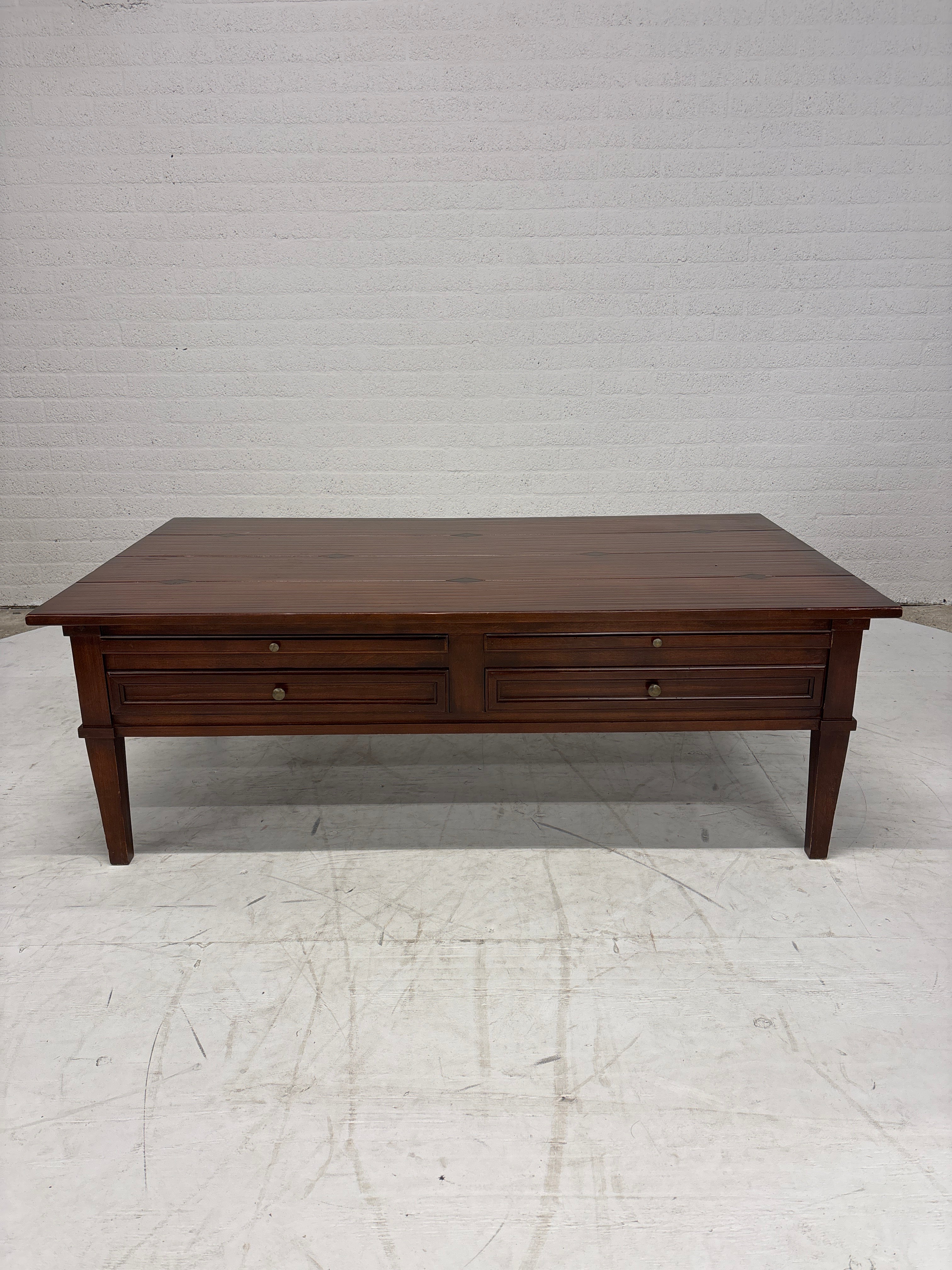 Zware salontafel. Met rondom laden en uitschuifbare bladen.