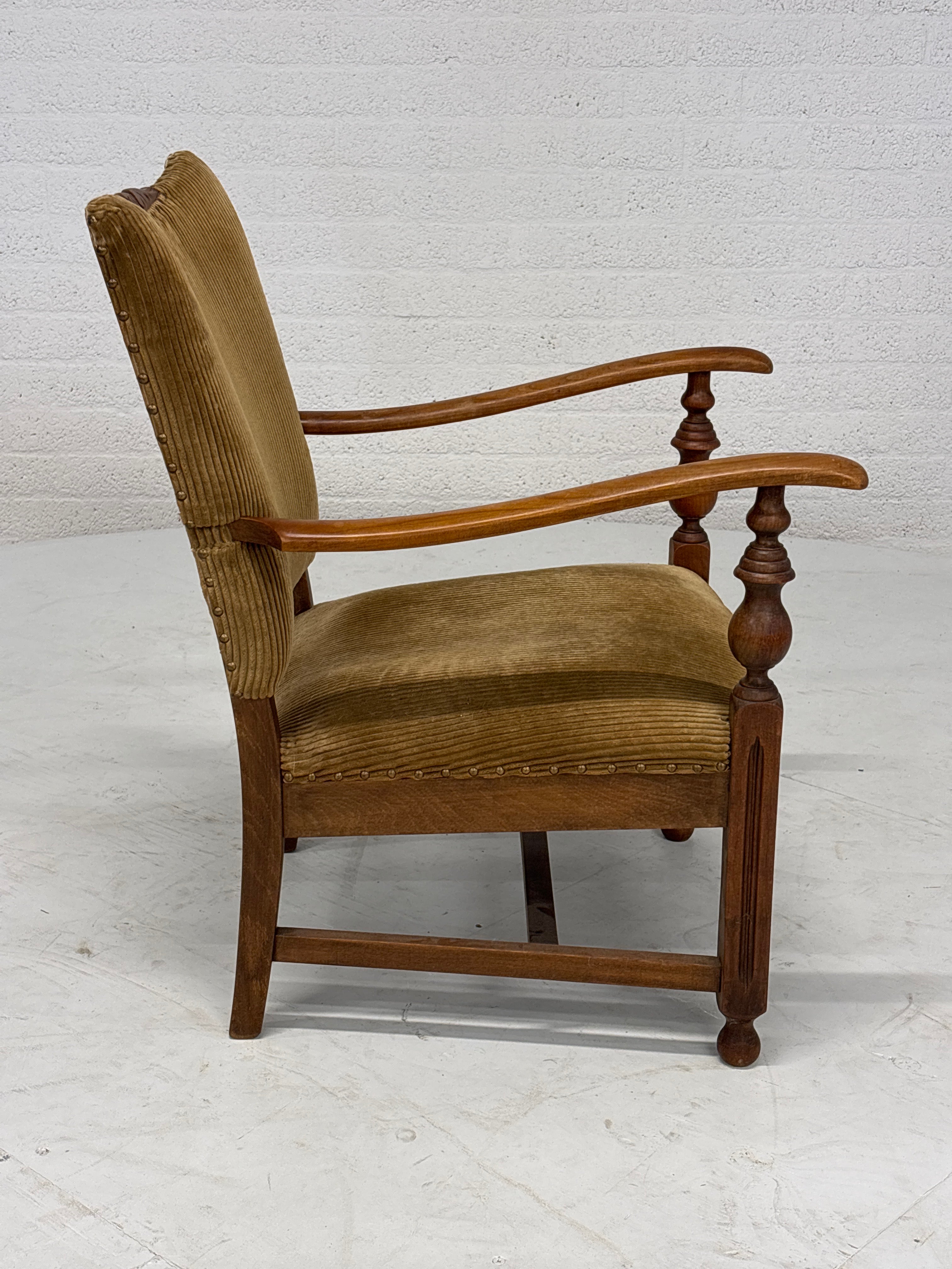 Fauteuil met bruine ribstof