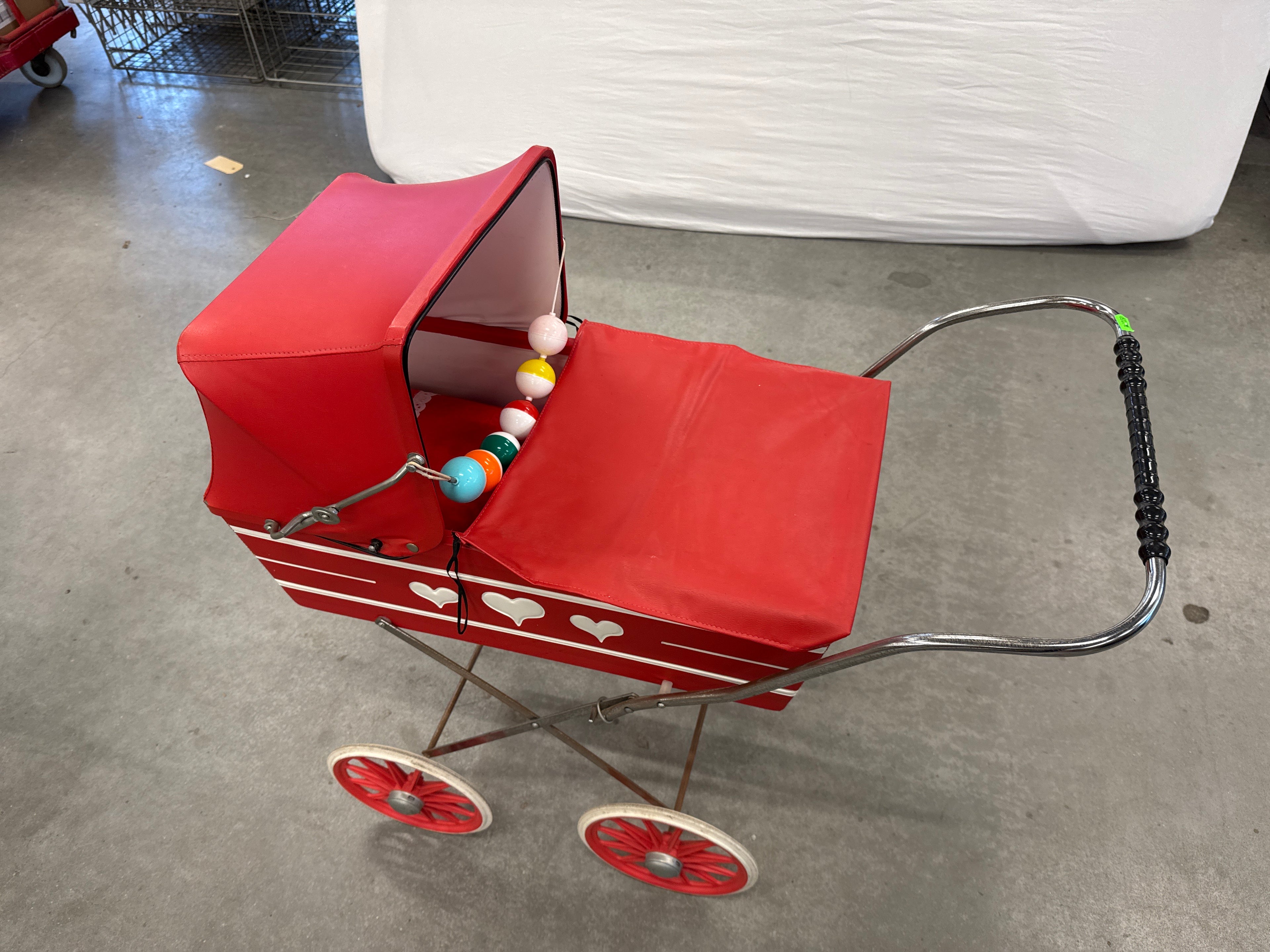 Poppenwagen vintage hartjes