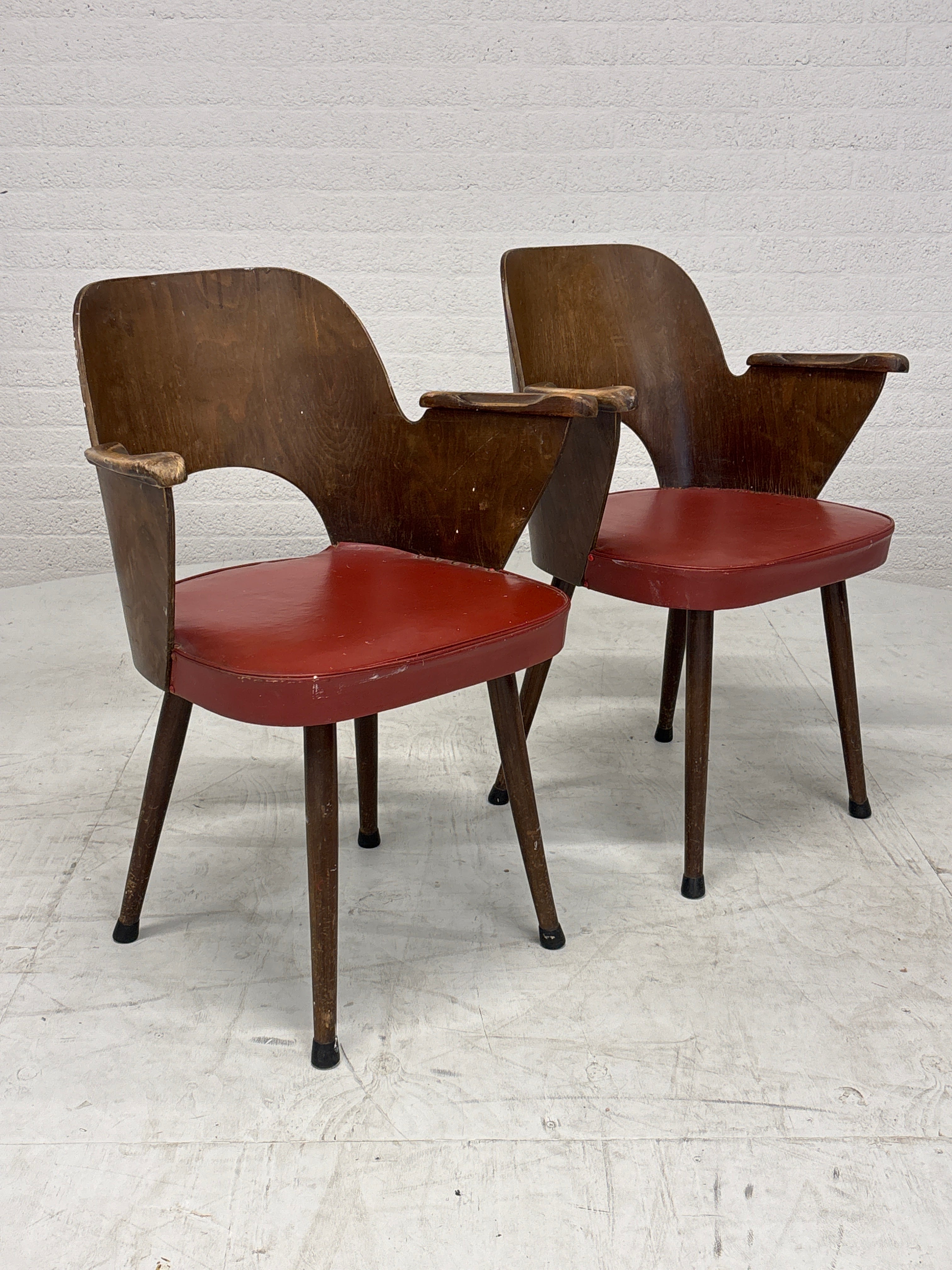 Setje van 2 stoelen met rode zitting