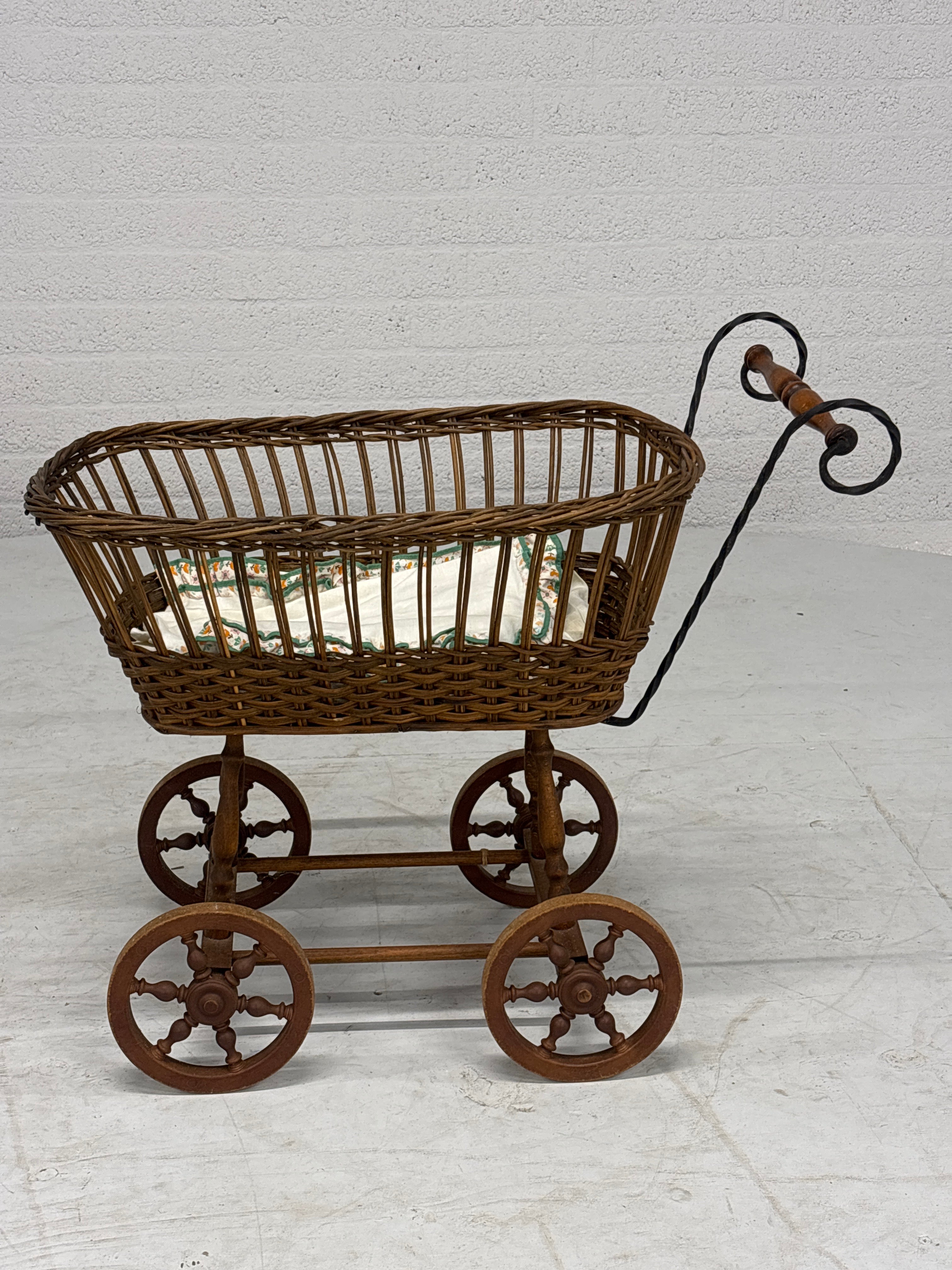 Antieke poppenwagen