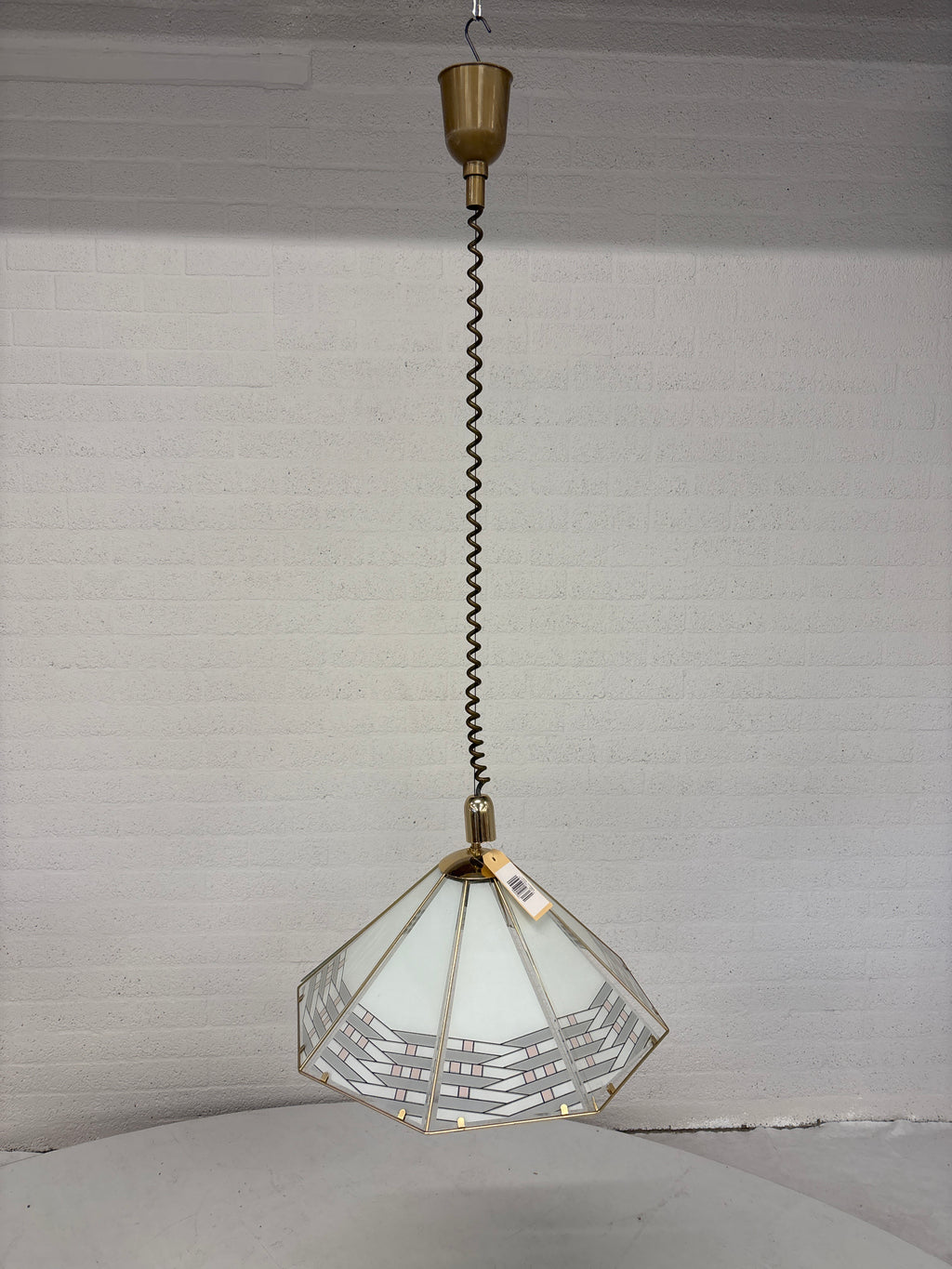 Vintage hanglamp goud met glas kap aan een trekveer