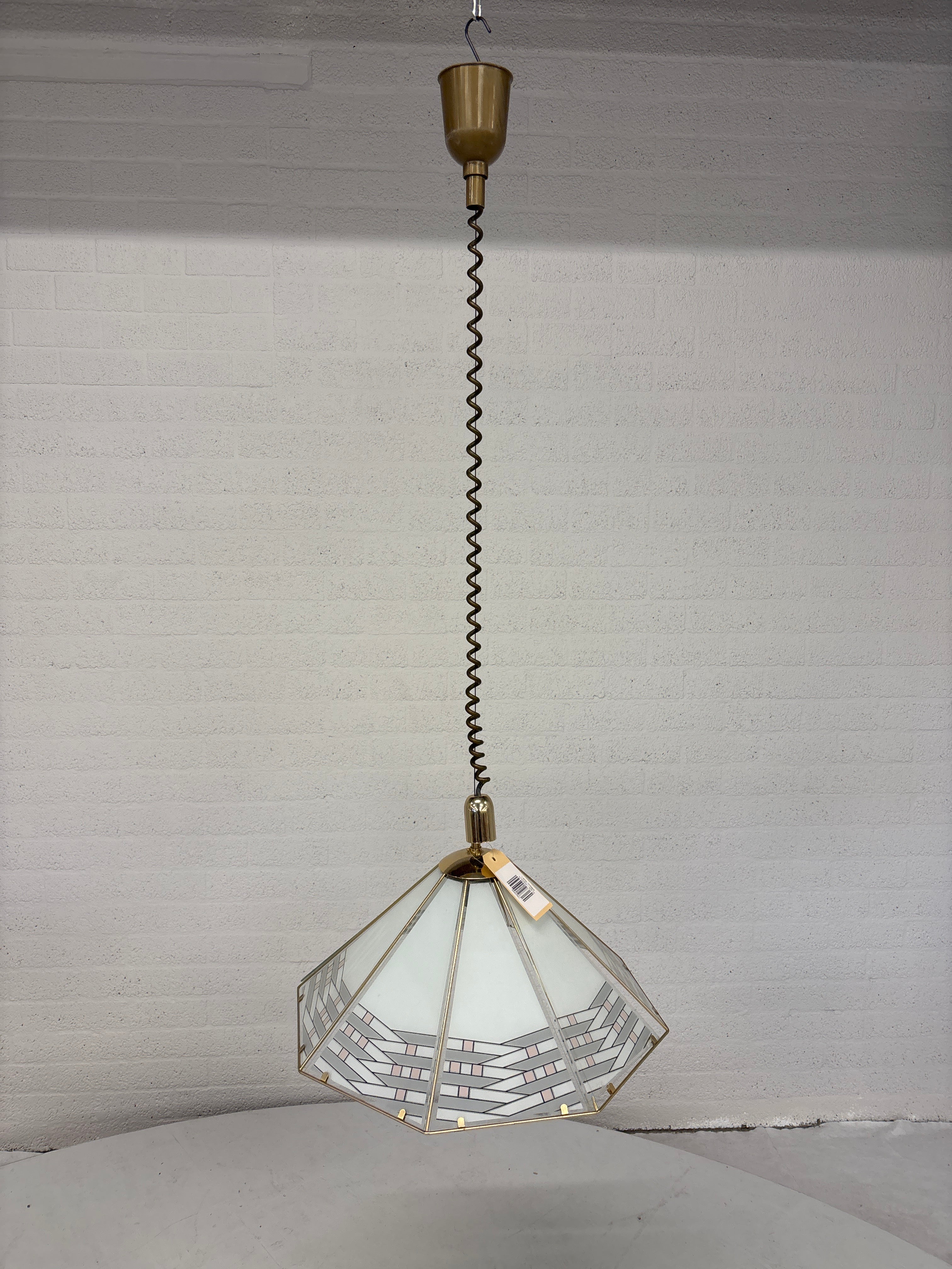 Vintage hanglamp goud met glas kap aan een trekveer