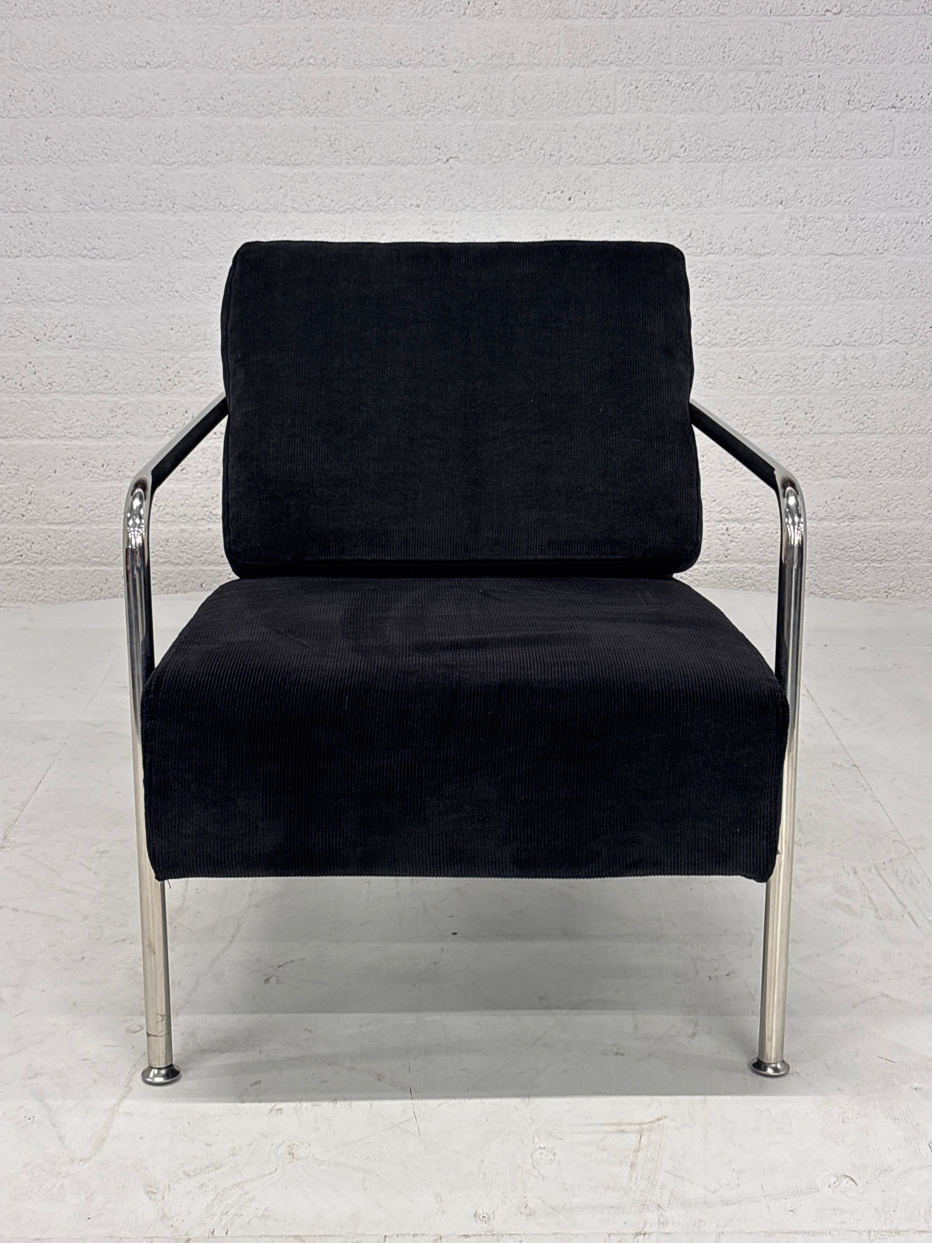 Design fauteuil zwarte stof met chromen frame