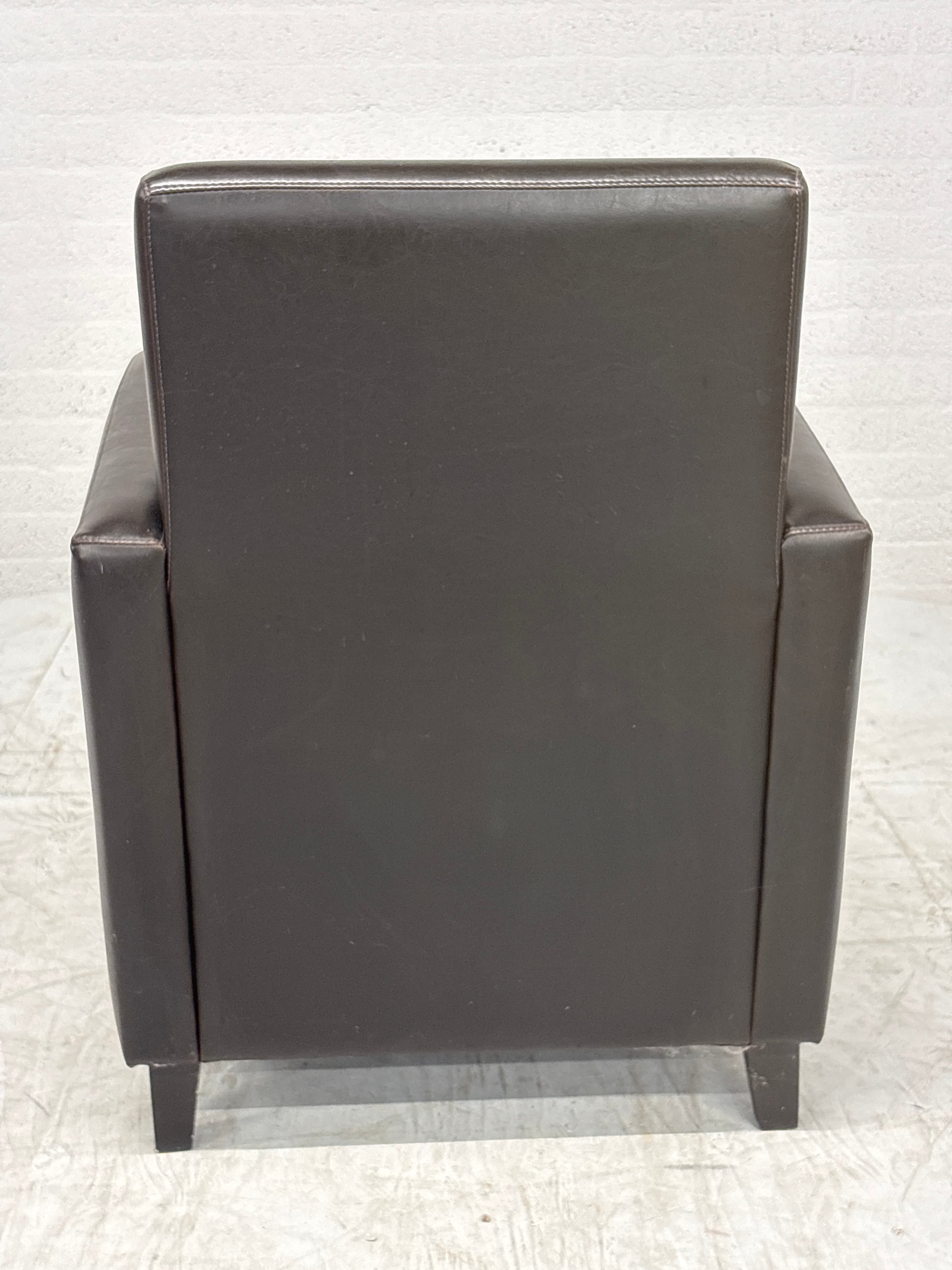 Donker bruine fauteuil