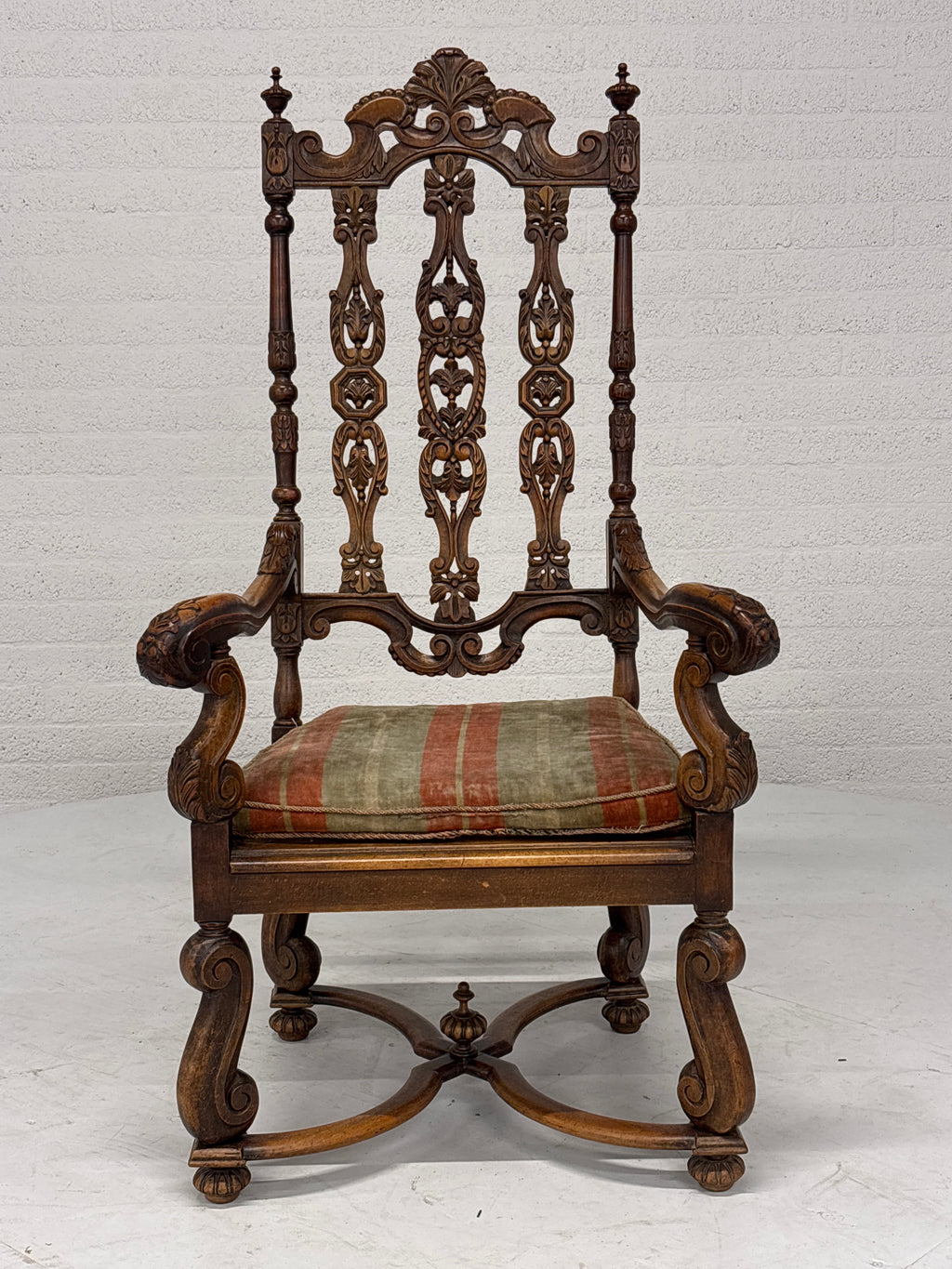 Gotische Jacobijnse ‘sinterklaas’ stoel. 19e eeuws