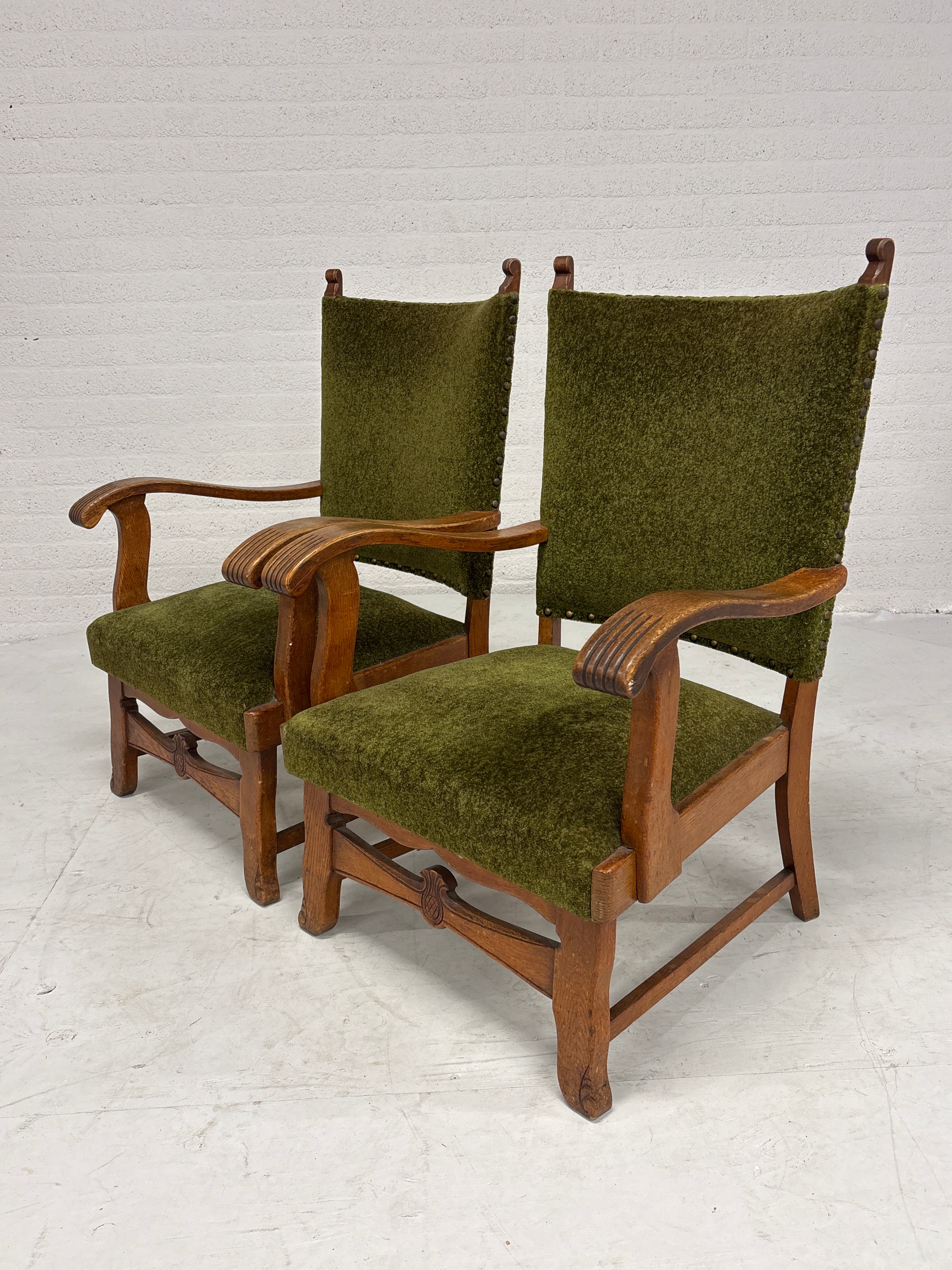 Robuuste stoelen met groene stof bekleding