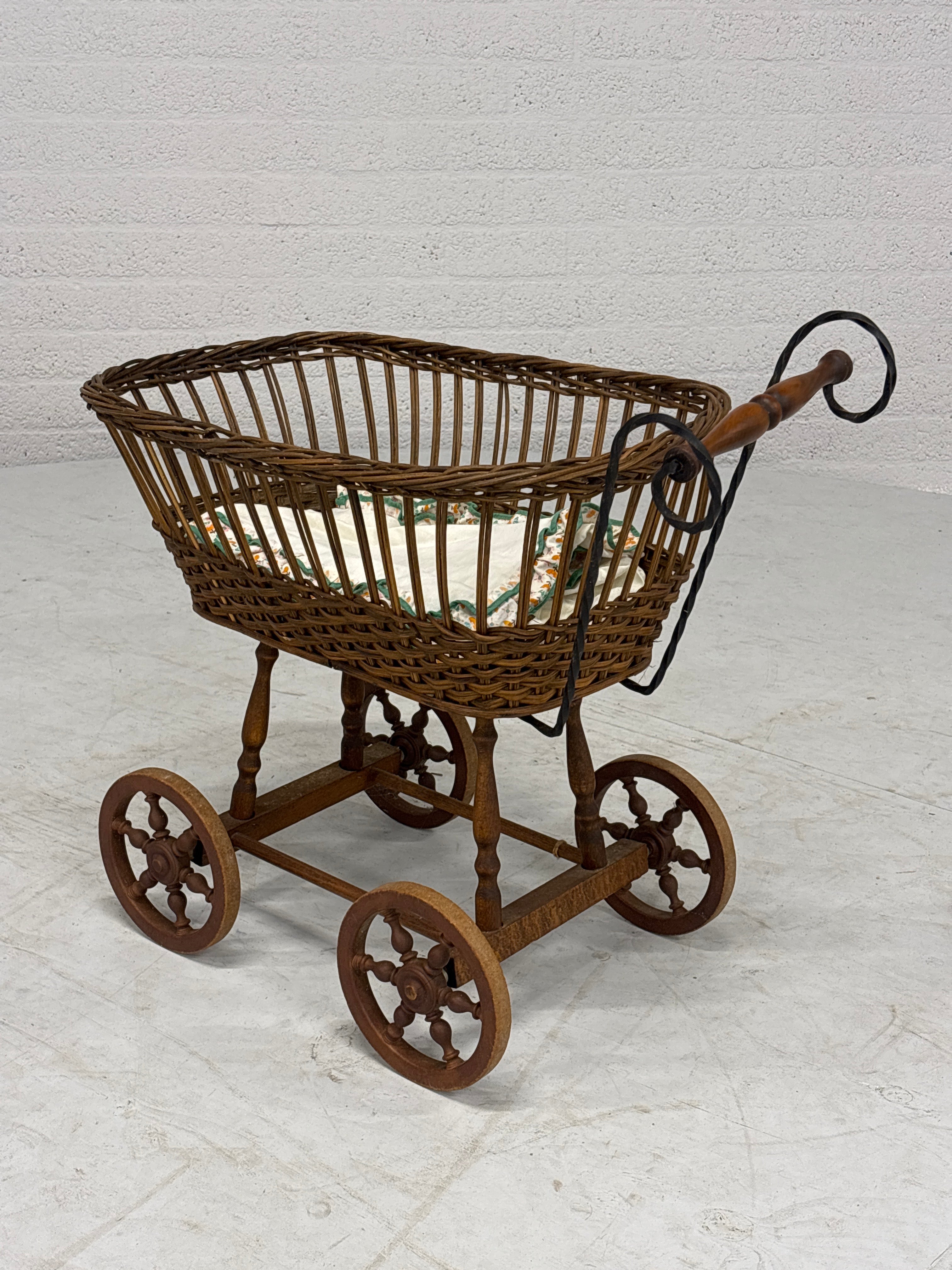 Antieke poppenwagen